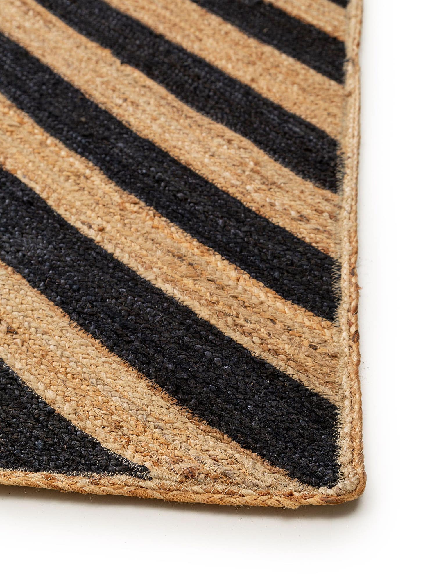 Matta av 100% Jute i Svart med 1- 5 mm hög lugg från benuta Pop