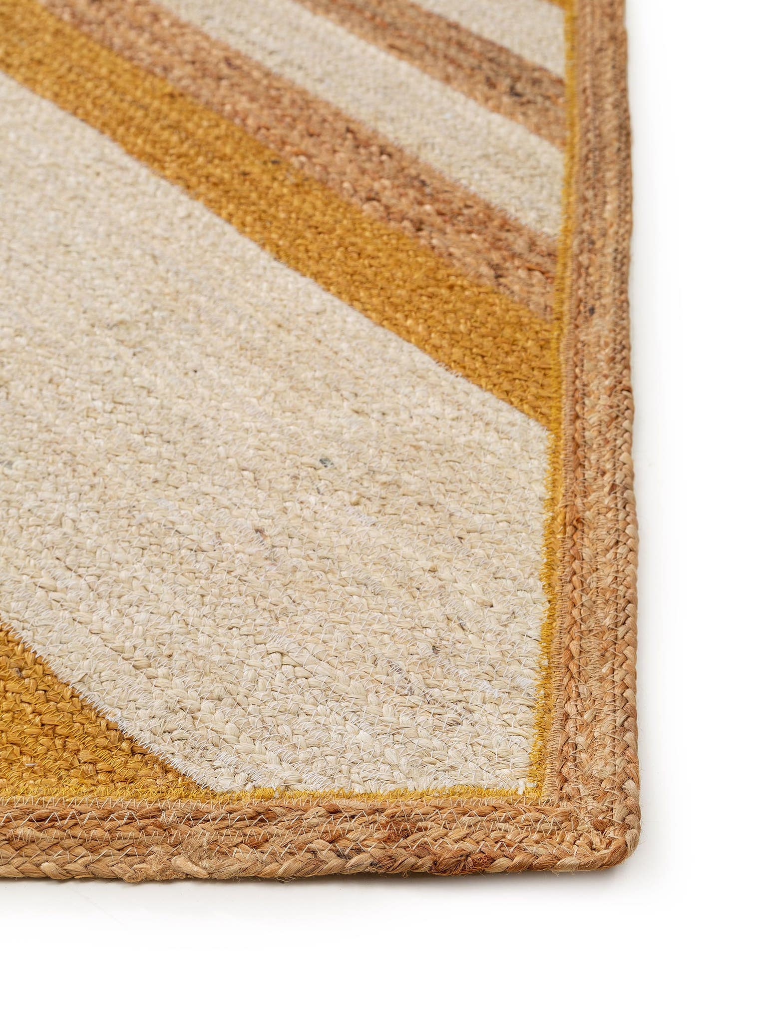 Matta av 100% Jute i Beige med 1- 5 mm hög lugg från Lytte