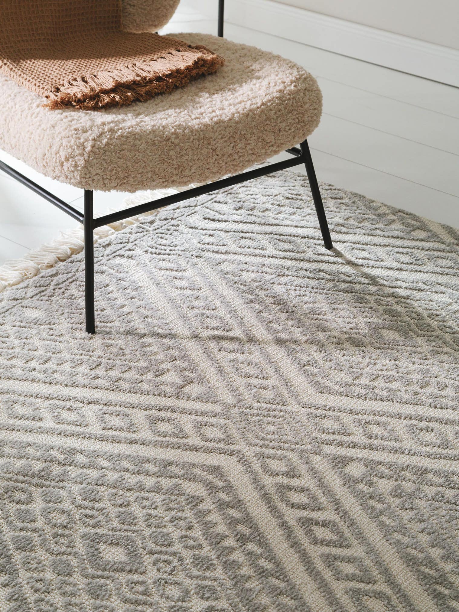 Teppich aus 100% Polyester (Mikrofaser) in Grau mit 6 bis 10 mm hohem Flor von benuta Nest