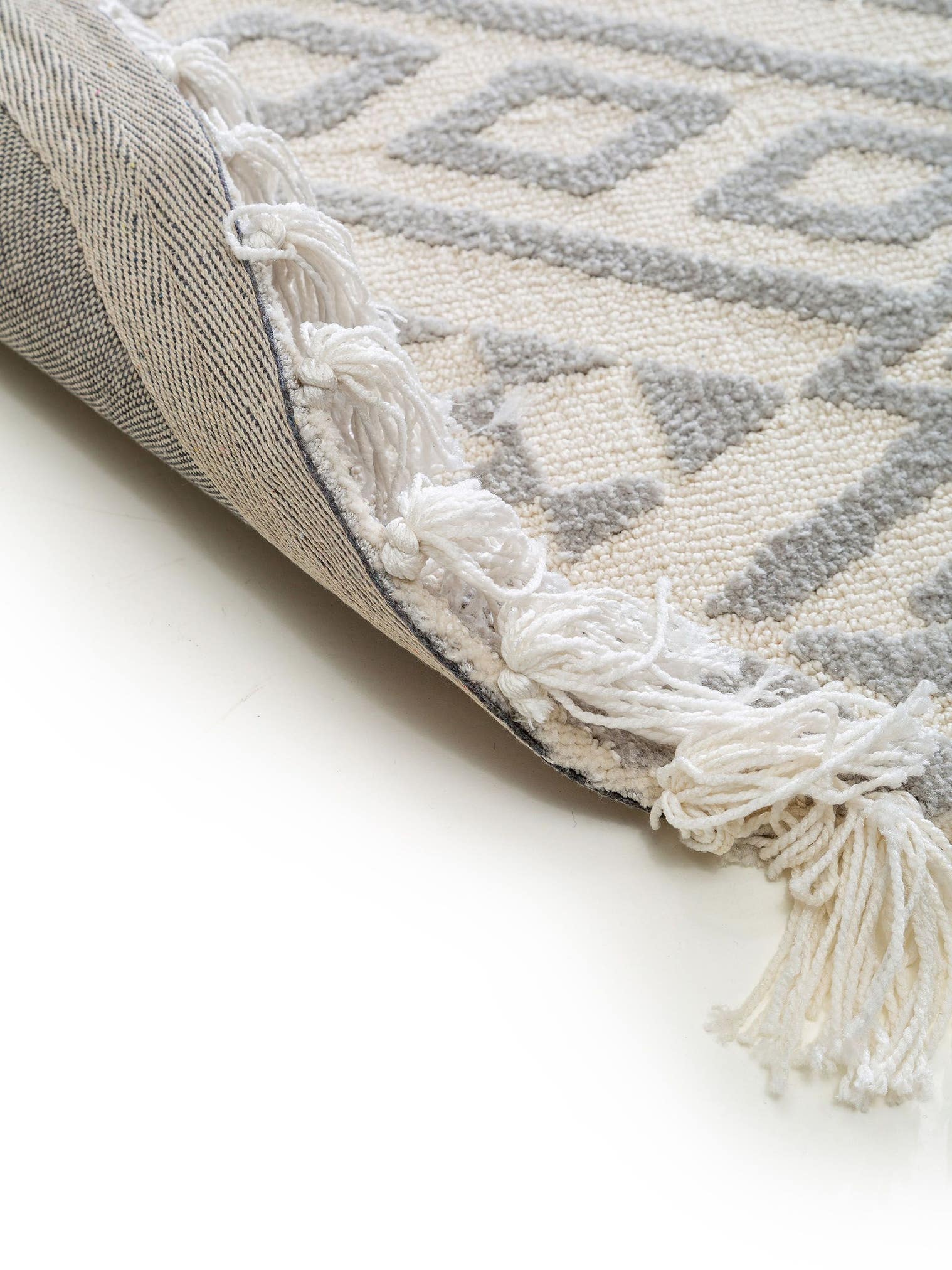 Tapijt van 100% Polyester (microfiber) in Grijs met een 6 - 10 mm hoge pool van benuta Nest