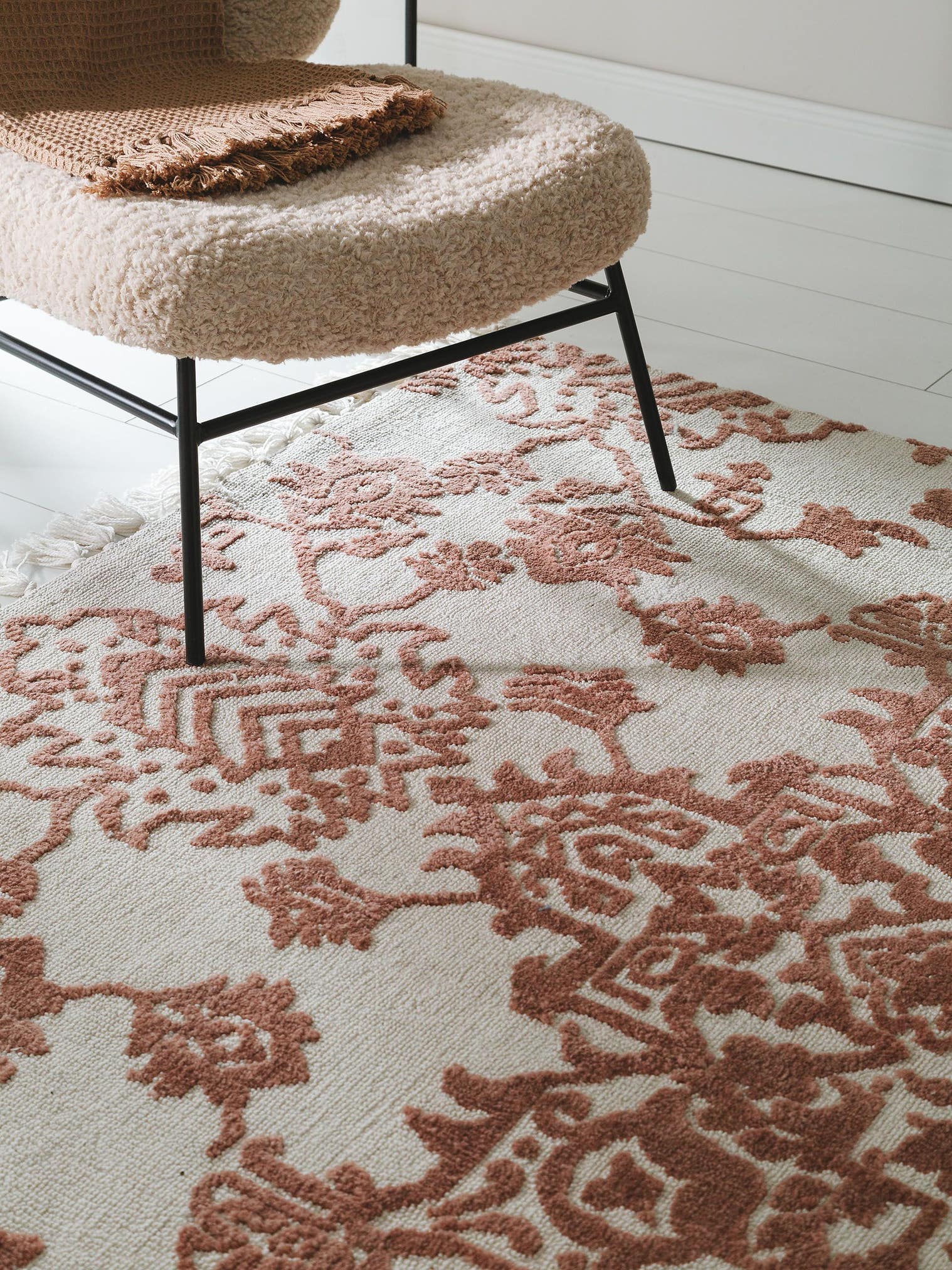 Teppich aus 100% Polyester (Mikrofaser) in Rot mit 6 bis 10 mm hohem Flor von benuta Nest