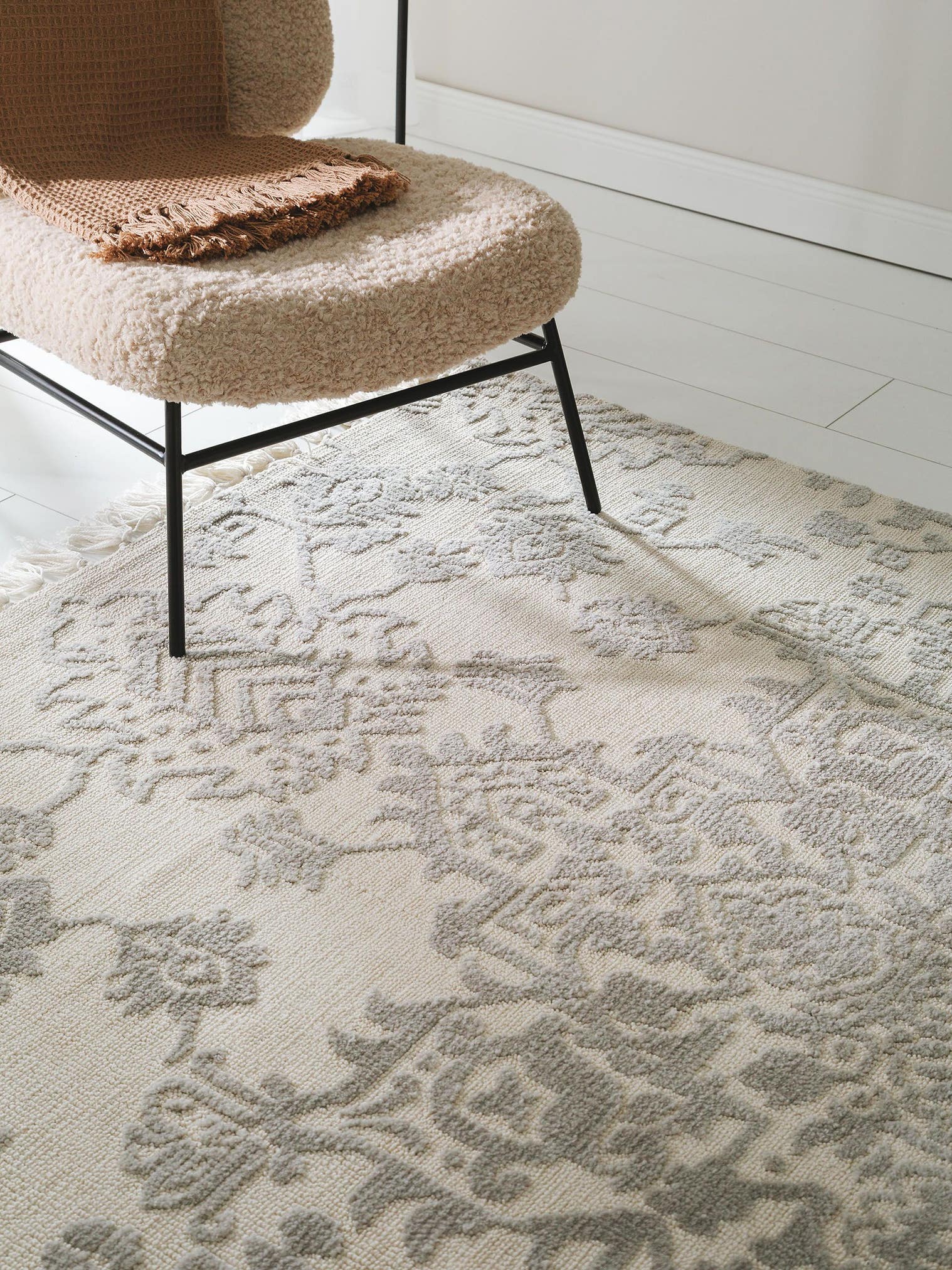 Teppich aus 100% Polyester (Mikrofaser) in Grau mit 6 bis 10 mm hohem Flor von benuta Nest