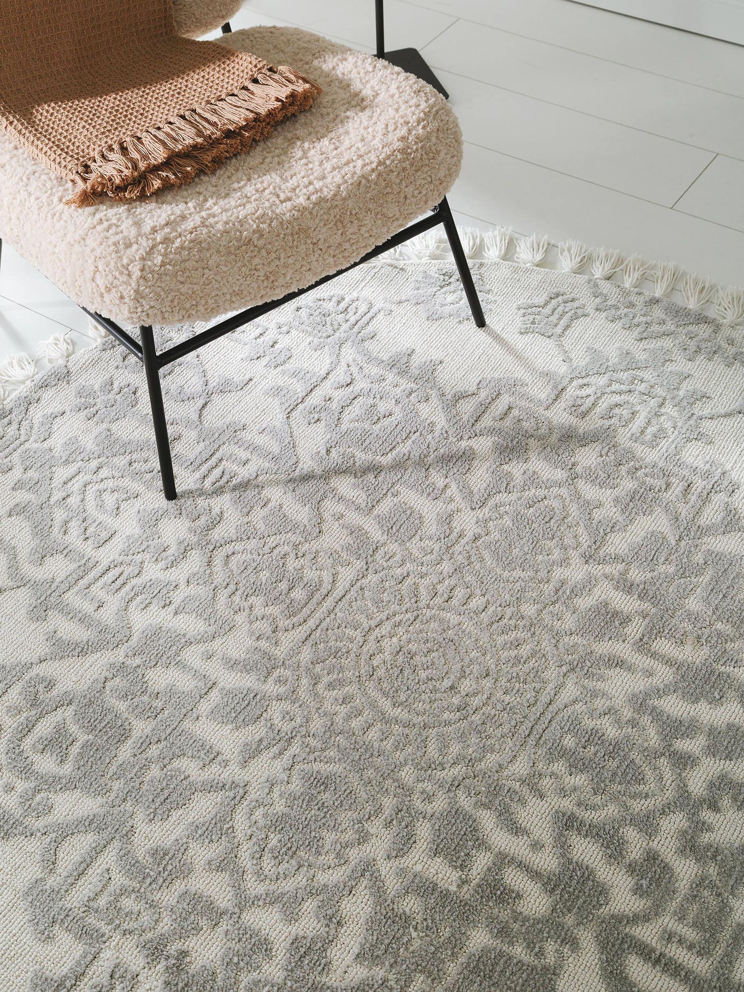 Teppich aus 100% Polyester (Mikrofaser) in Grau mit 6 bis 10 mm hohem Flor von benuta Nest