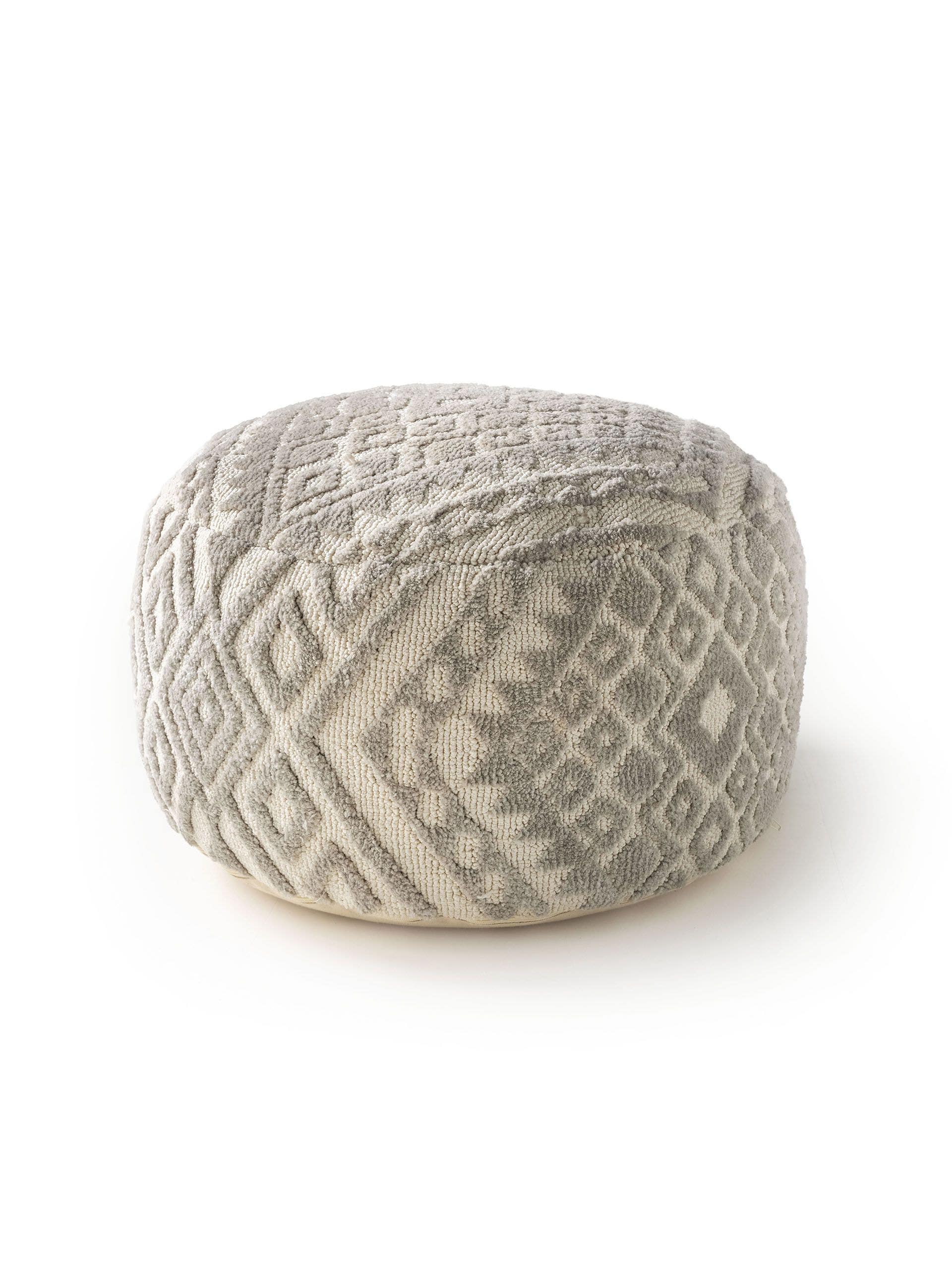Pouf Elias Grå med Prydnad-design i 100% Polyester (microfiber) från benuta Nest
