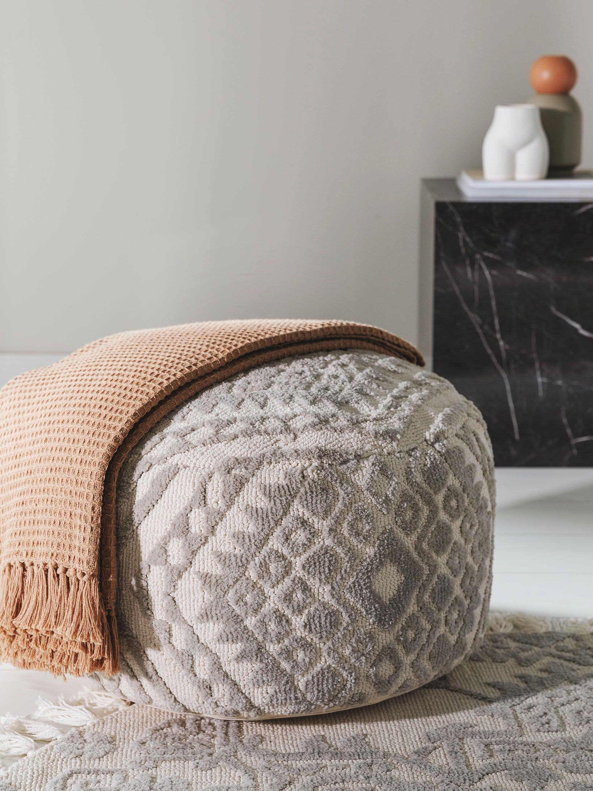 Pouf Elias Grå med Prydnad-design i 100% Polyester (microfiber) från benuta Nest