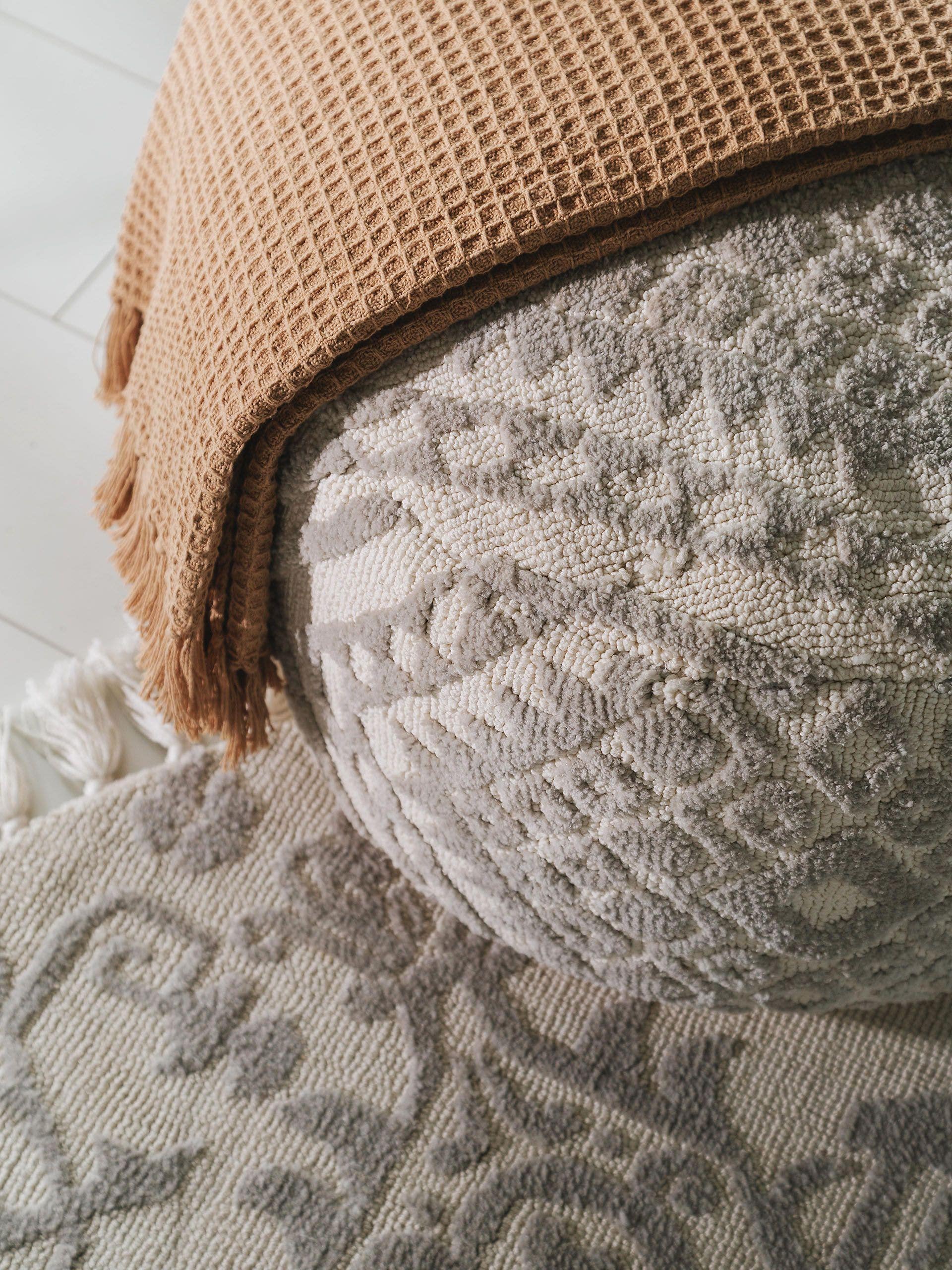 Pouf Elias Grå med Prydnad-design i 100% Polyester (microfiber) från benuta Nest