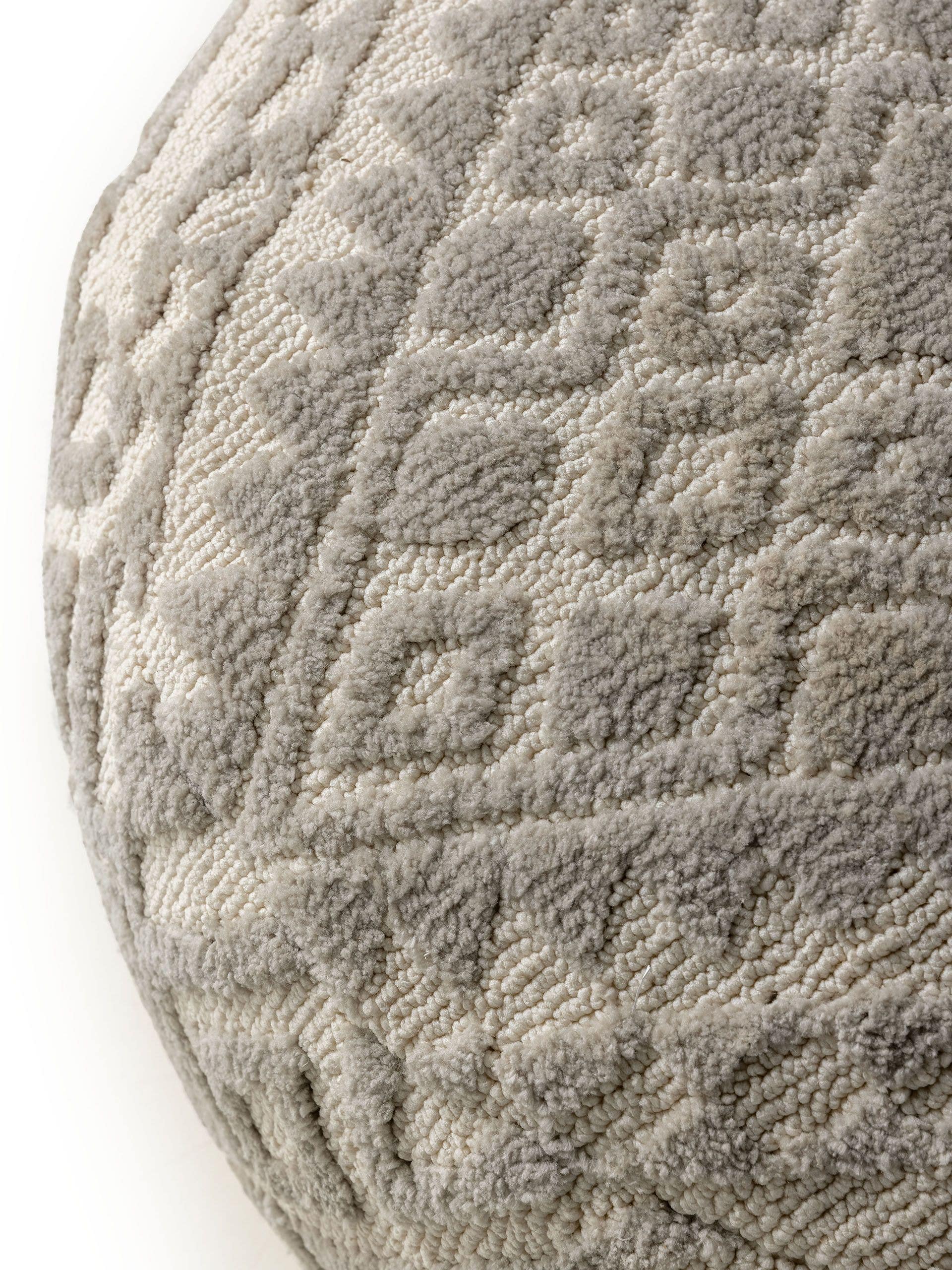 Pouf Elias Grå med Prydnad-design i 100% Polyester (microfiber) från benuta Nest