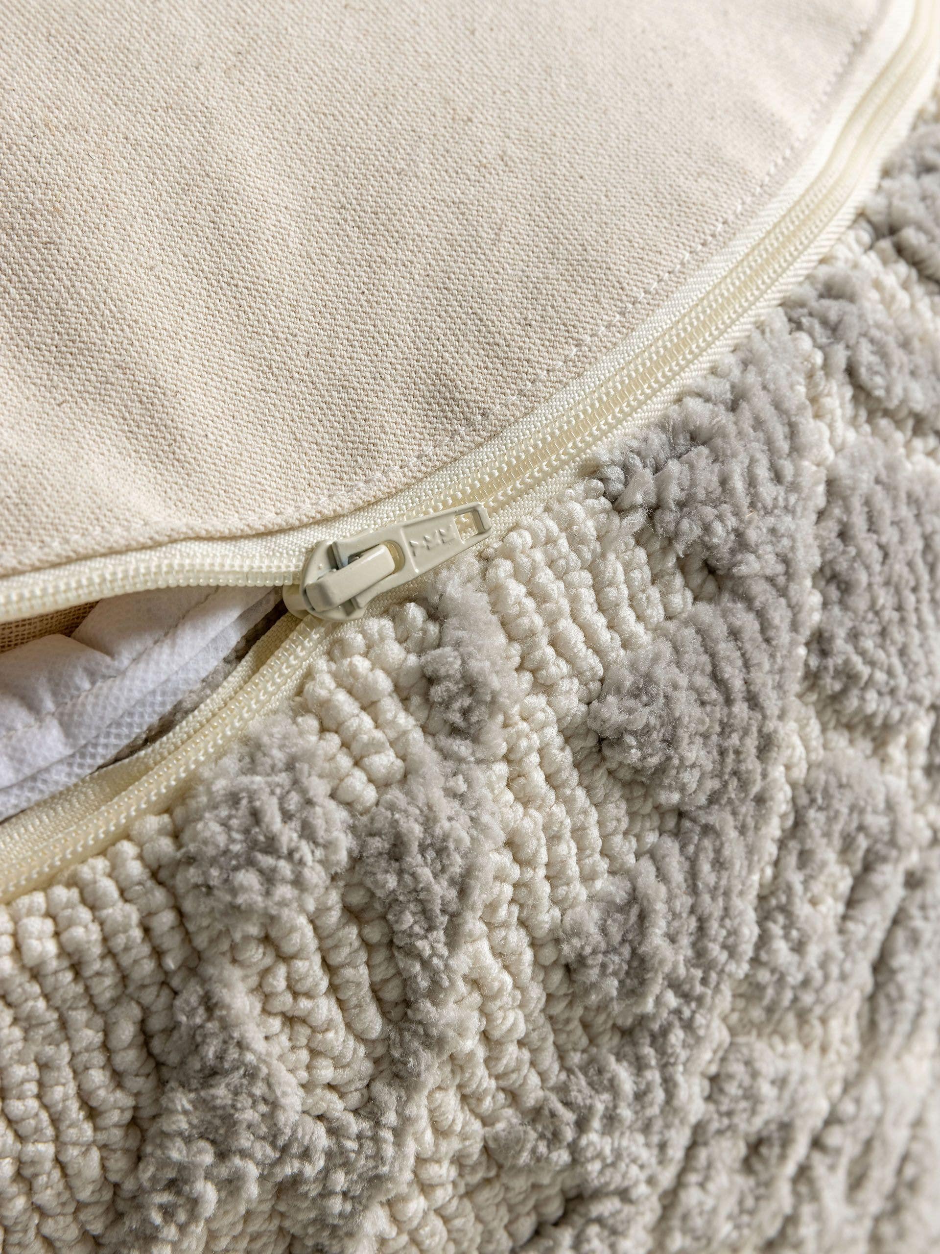 Pouf Elias Grå med Prydnad-design i 100% Polyester (microfiber) från benuta Nest
