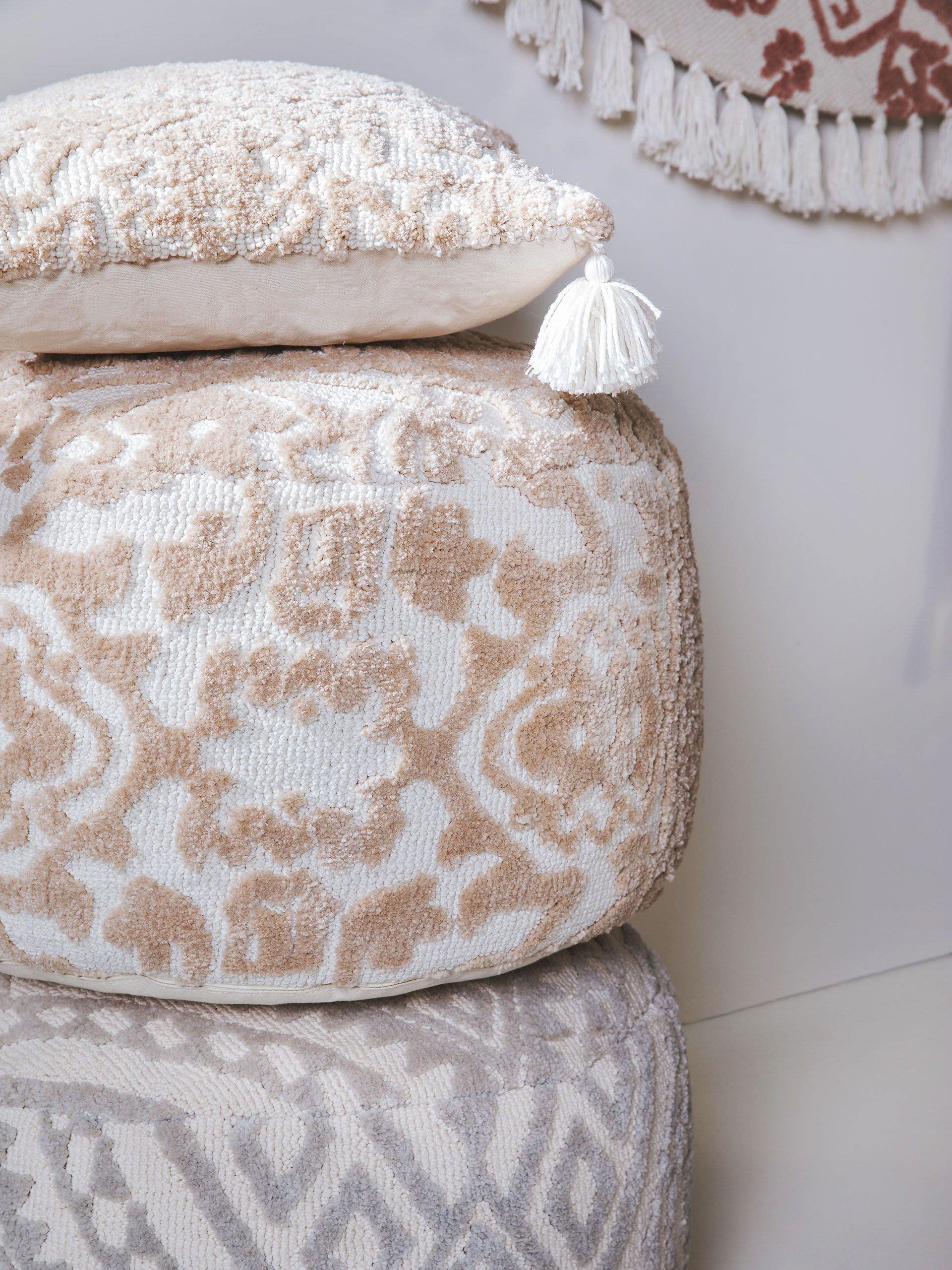 Pouf Elias Grå med Prydnad-design i 100% Polyester (microfiber) från benuta Nest
