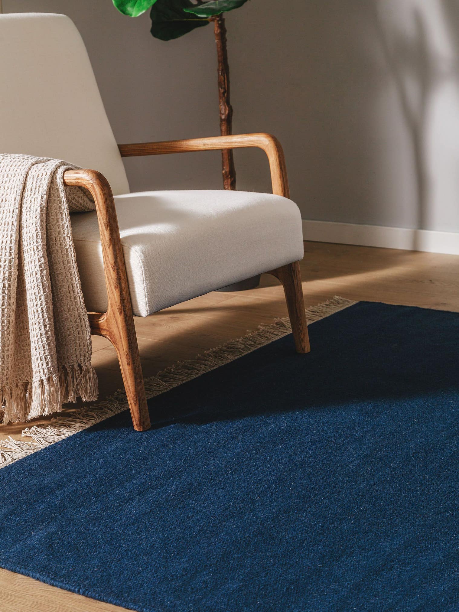 Teppich aus 80% Wolle, 20% Baumwolle in Blau mit bis 5 mm hohem Flor von benuta Pop