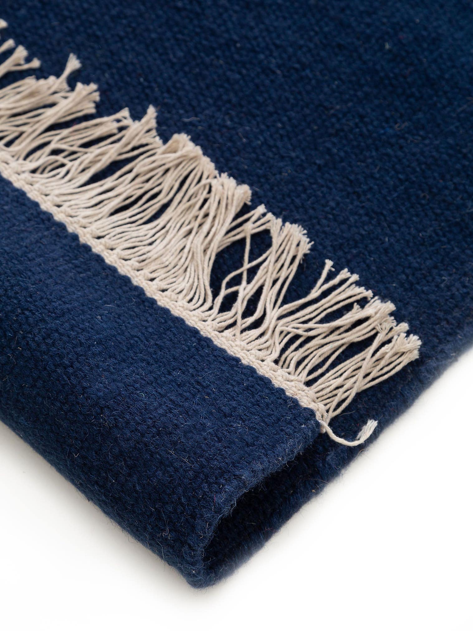 Teppich aus 80% Wolle, 20% Baumwolle in Blau mit bis 5 mm hohem Flor von benuta Pop