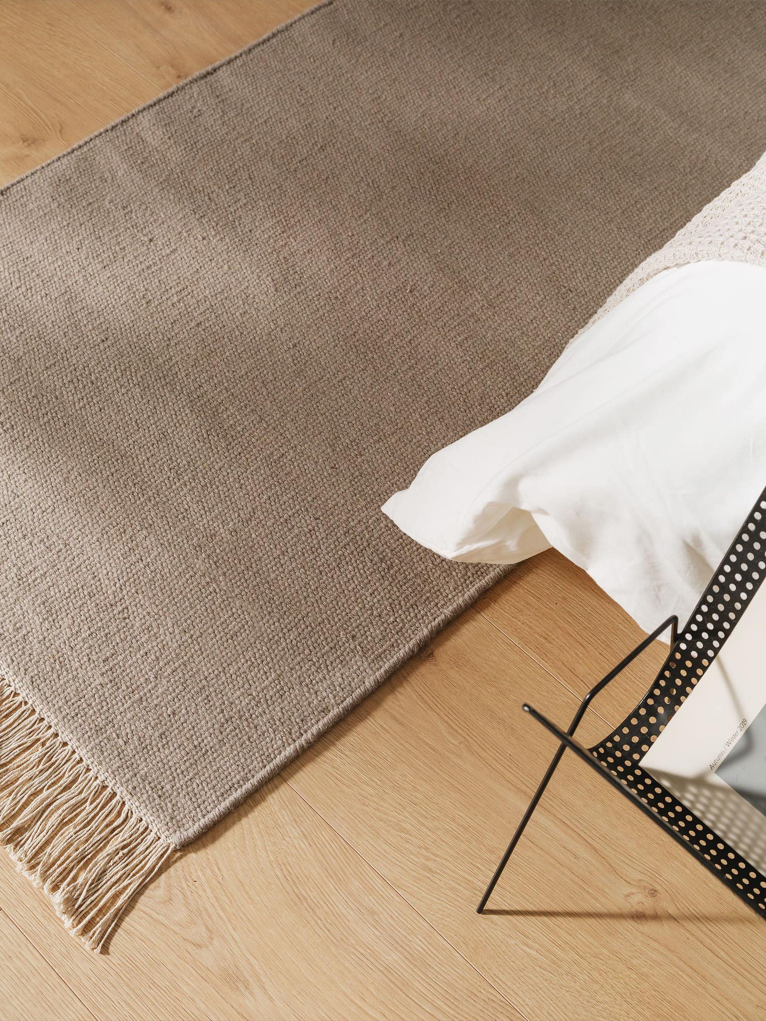 Teppich aus 80% Wolle, 20% Baumwolle in Grau mit bis 5 mm hohem Flor von benuta Pop