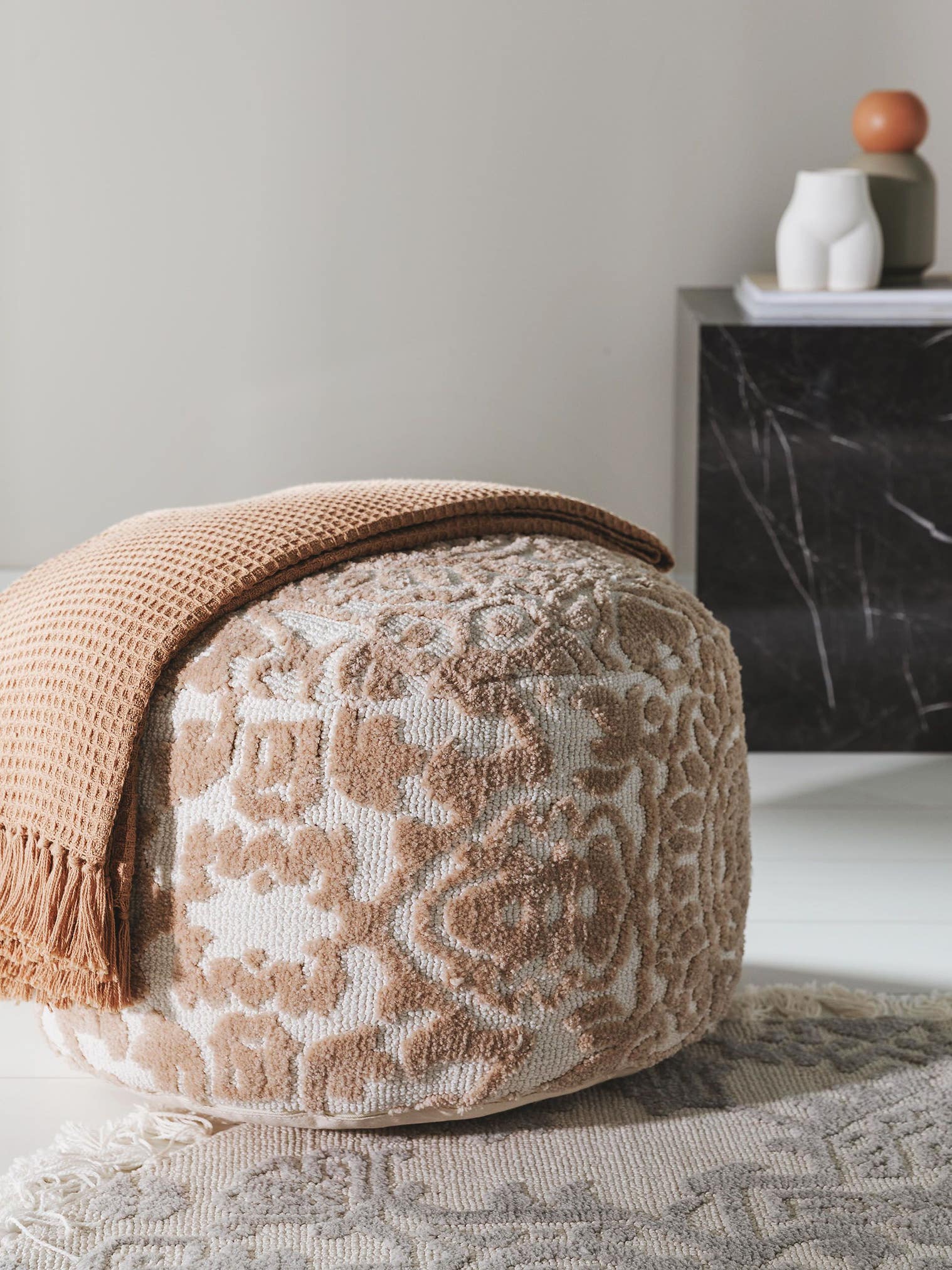 Pouf Elias Beige im Design Ornament aus 100% Polyester (Mikrofaser) von benuta Nest