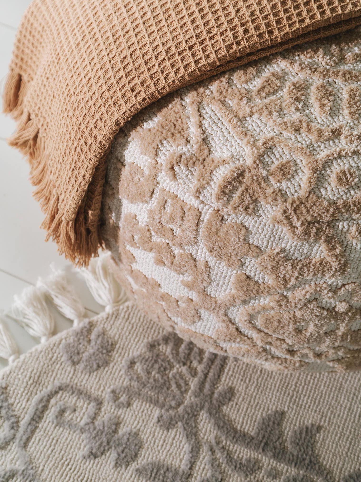 Pouf Elias Beige im Design Ornament aus 100% Polyester (Mikrofaser) von benuta Nest