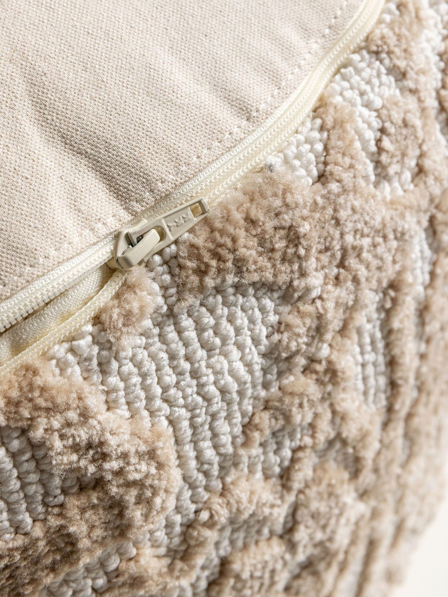 Pouf Elias Beige im Design Ornament aus 100% Polyester (Mikrofaser) von benuta Nest