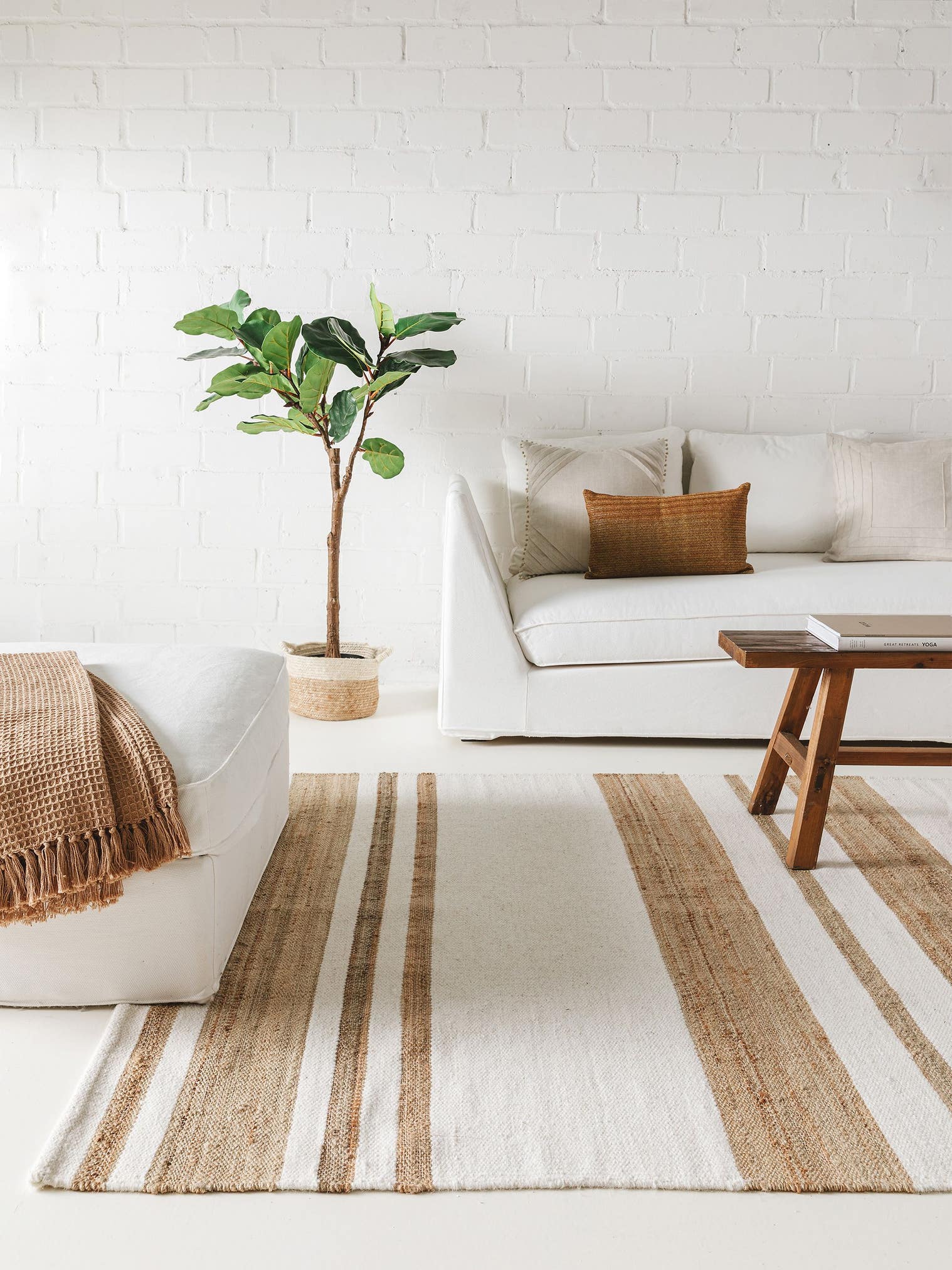 Rug made of 45% Wool, 35% Jute, 20% Cotton in White with a 1- 5 mm high pile by benuta Pure