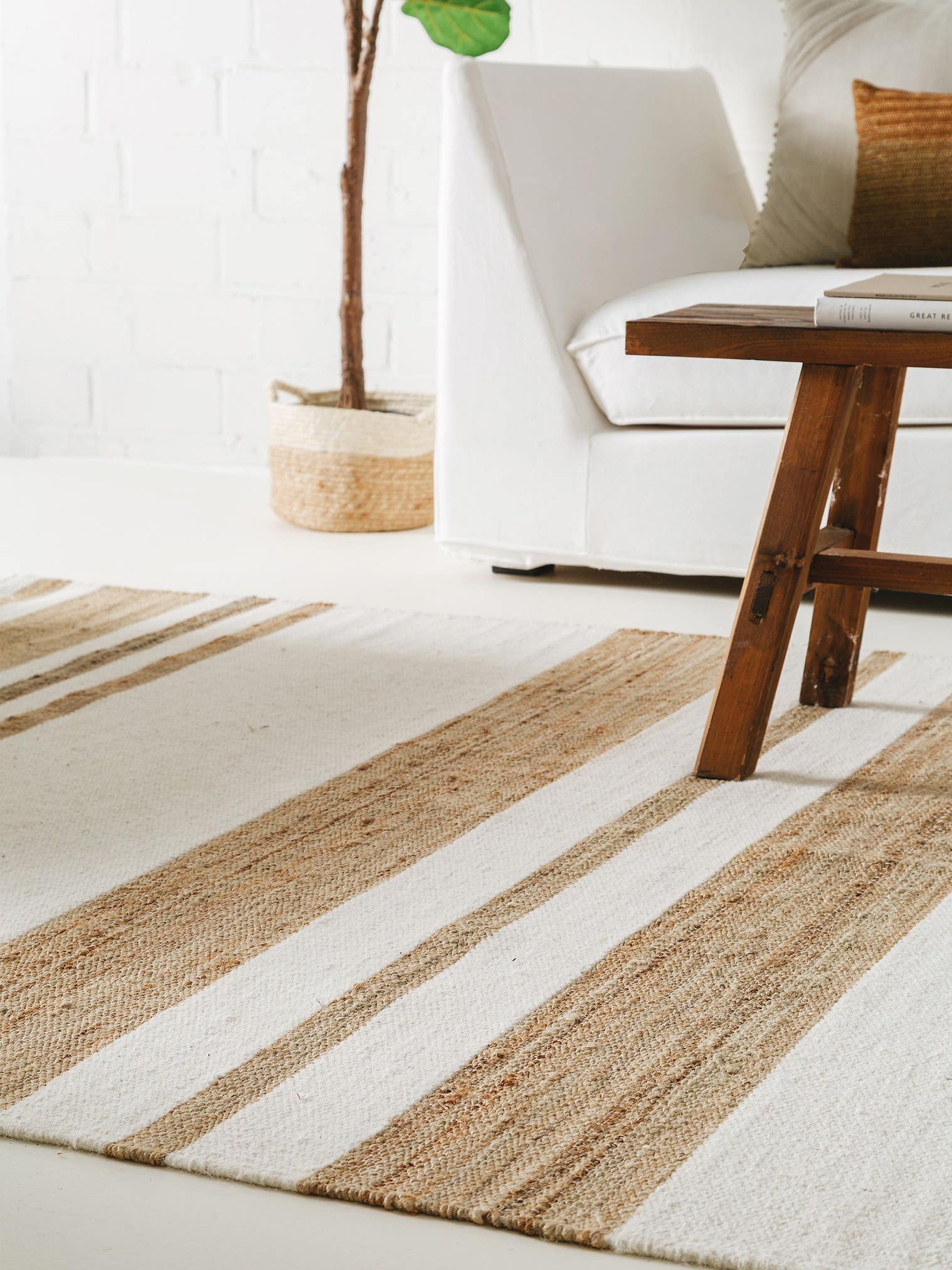 Rug made of 45% Wool, 35% Jute, 20% Cotton in White with a 1- 5 mm high pile by benuta Pure