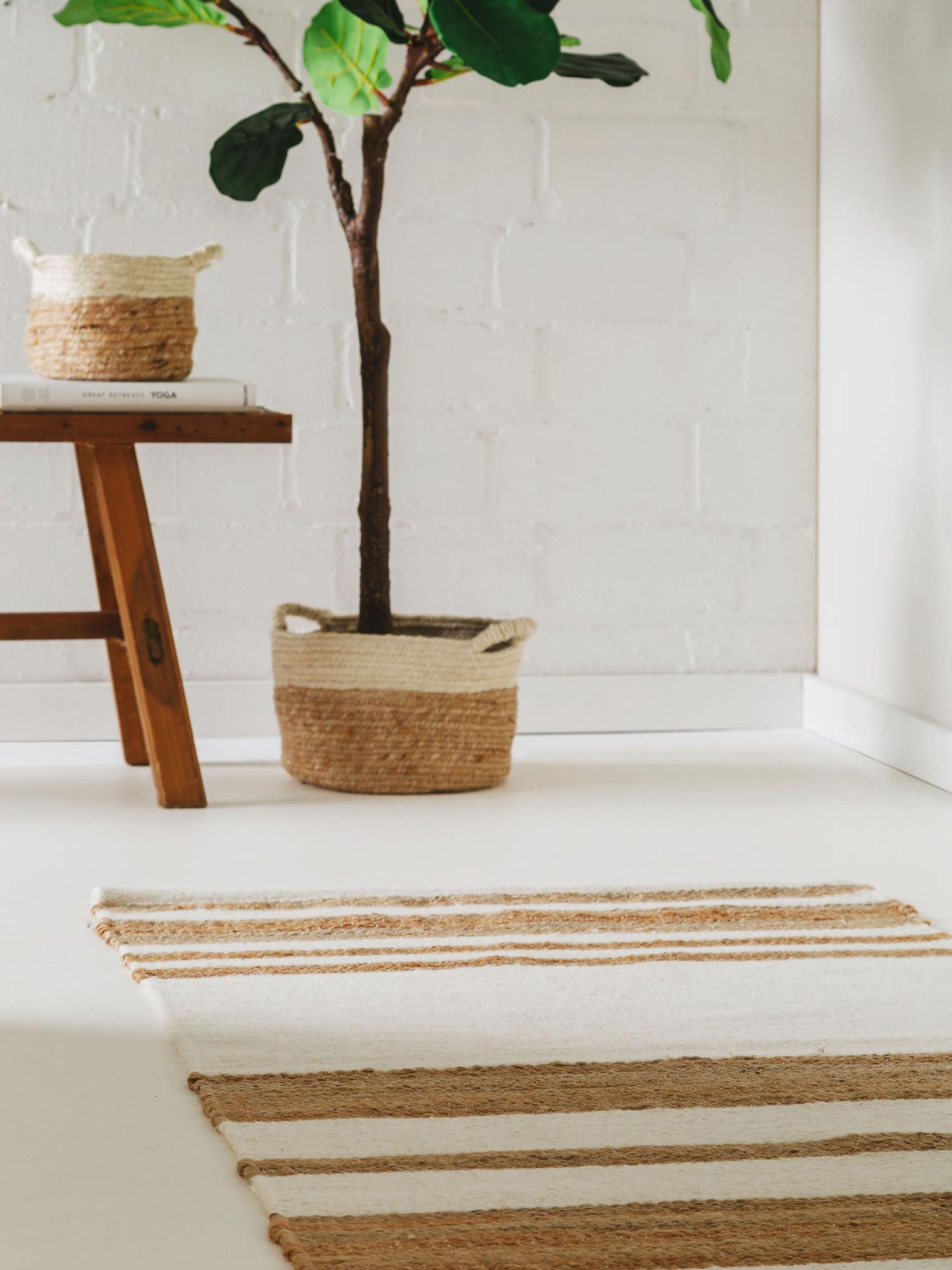 Teppich aus 45% Wolle, 35% Jute, 20% Baumwolle in Weiß mit bis 5 mm hohem Flor von benuta Pure