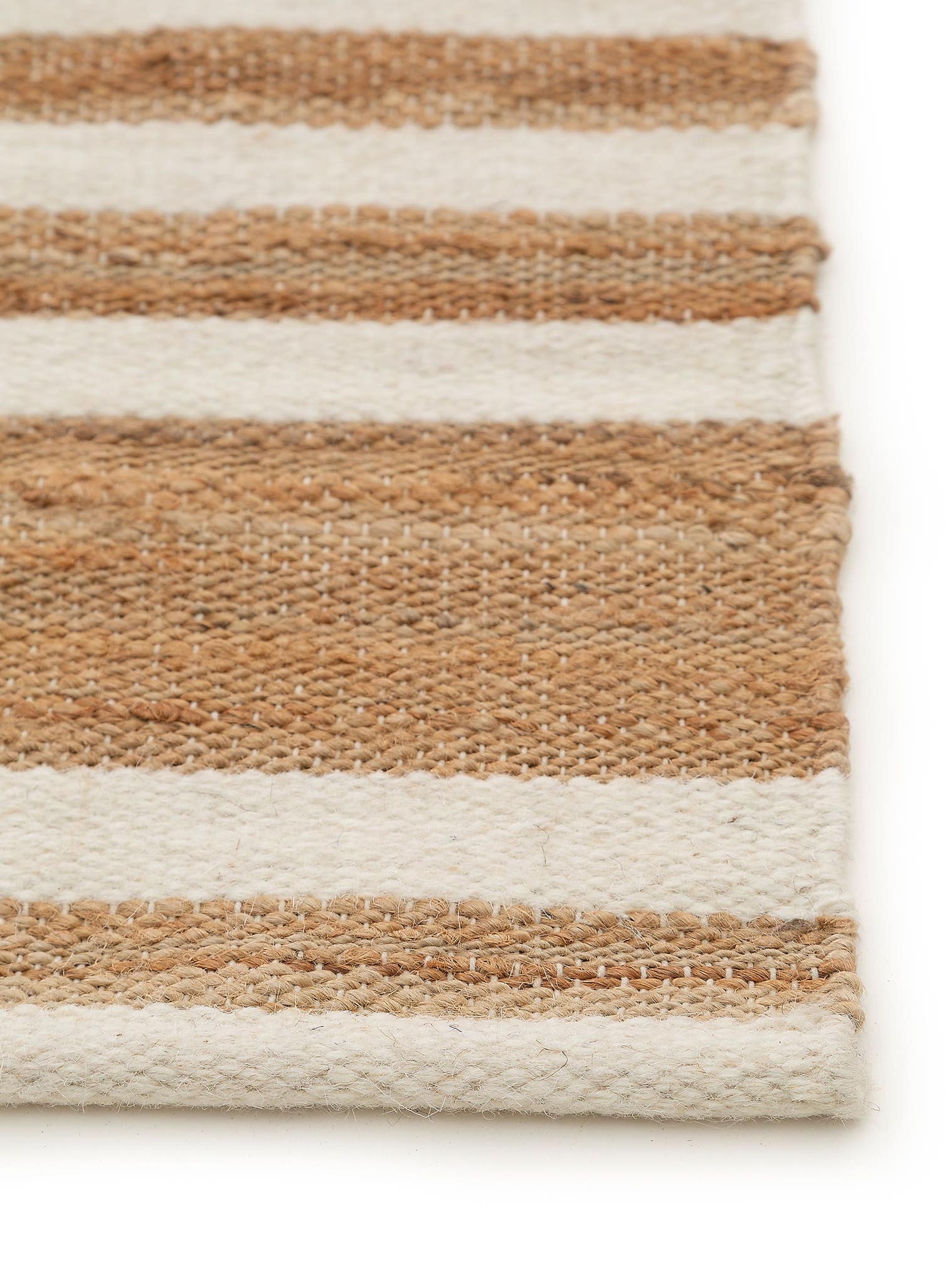 Teppich aus 45% Wolle, 35% Jute, 20% Baumwolle in Weiß mit bis 5 mm hohem Flor von benuta Pure