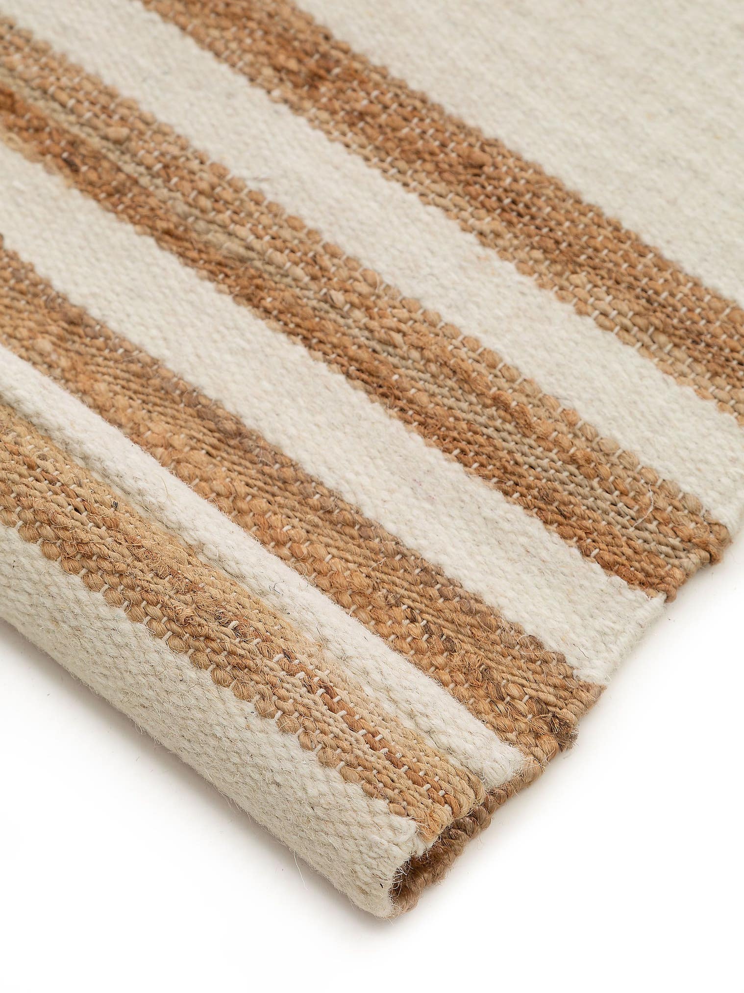 Teppich aus 45% Wolle, 35% Jute, 20% Baumwolle in Weiß mit bis 5 mm hohem Flor von benuta Pure