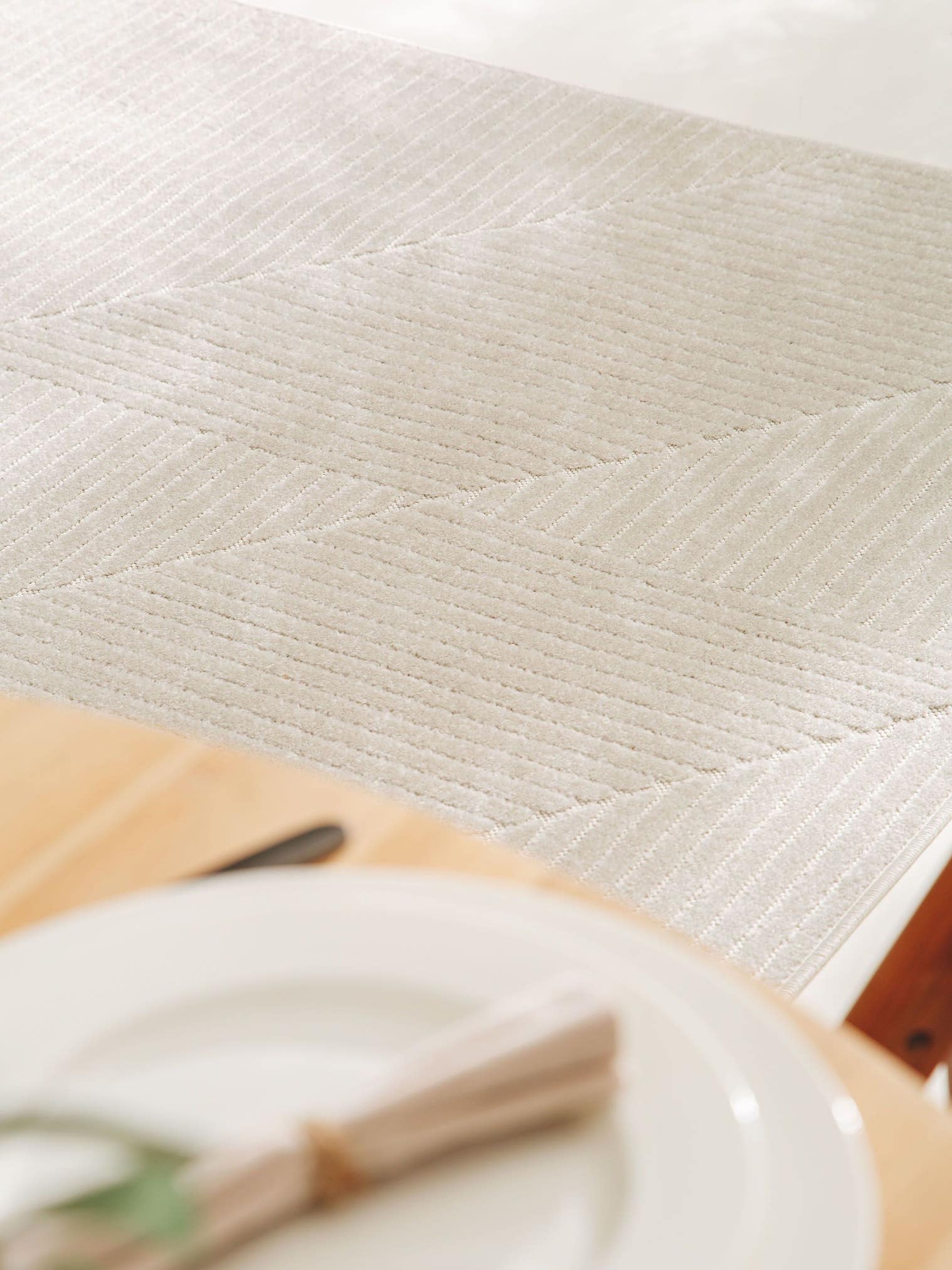 Matta av 100% Polypropylen i Vit med 6 - 10 mm hög lugg från benuta