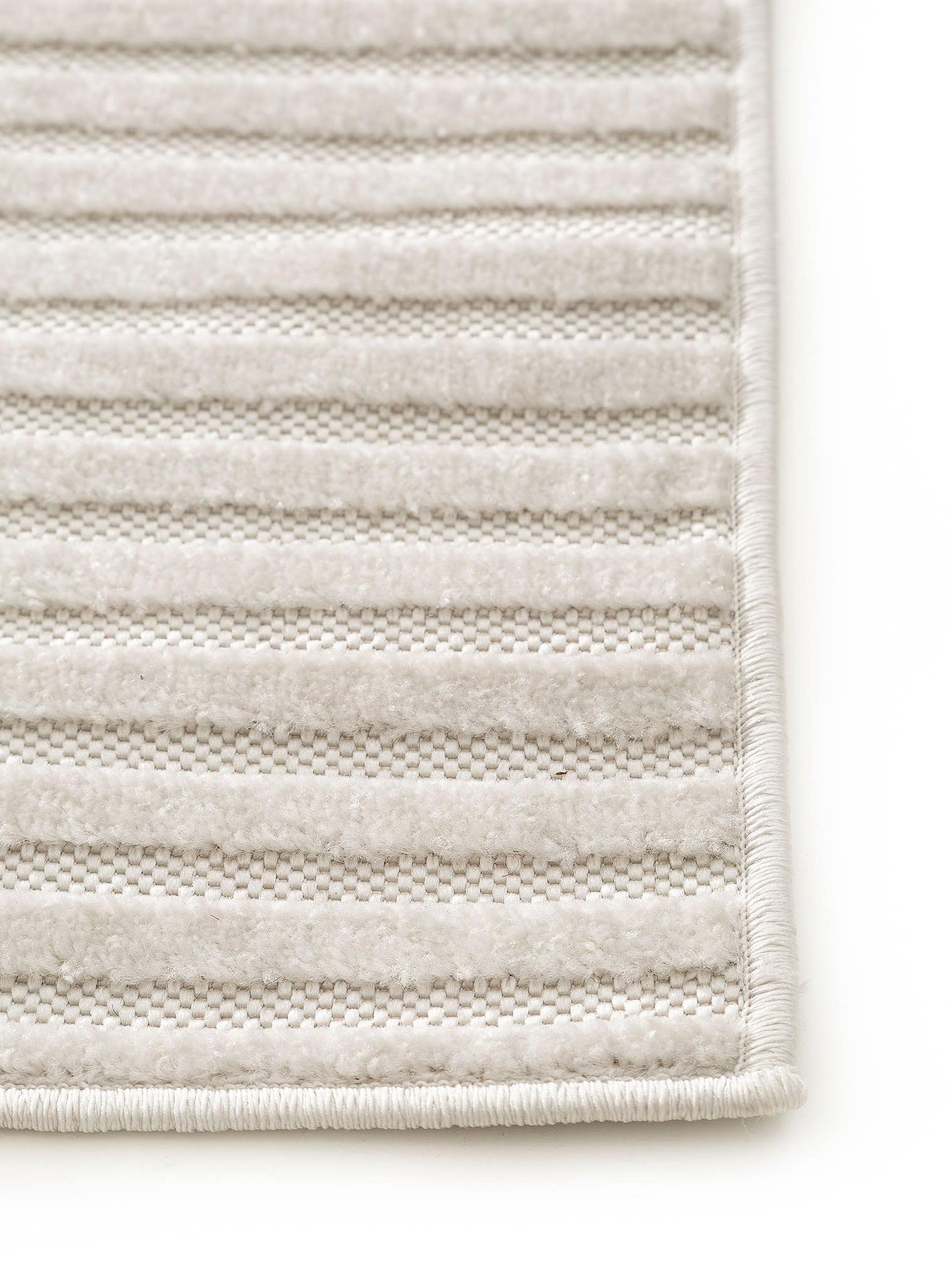 Teppich aus 100% Polypropylen in Weiß mit 6 bis 10 mm hohem Flor von benuta