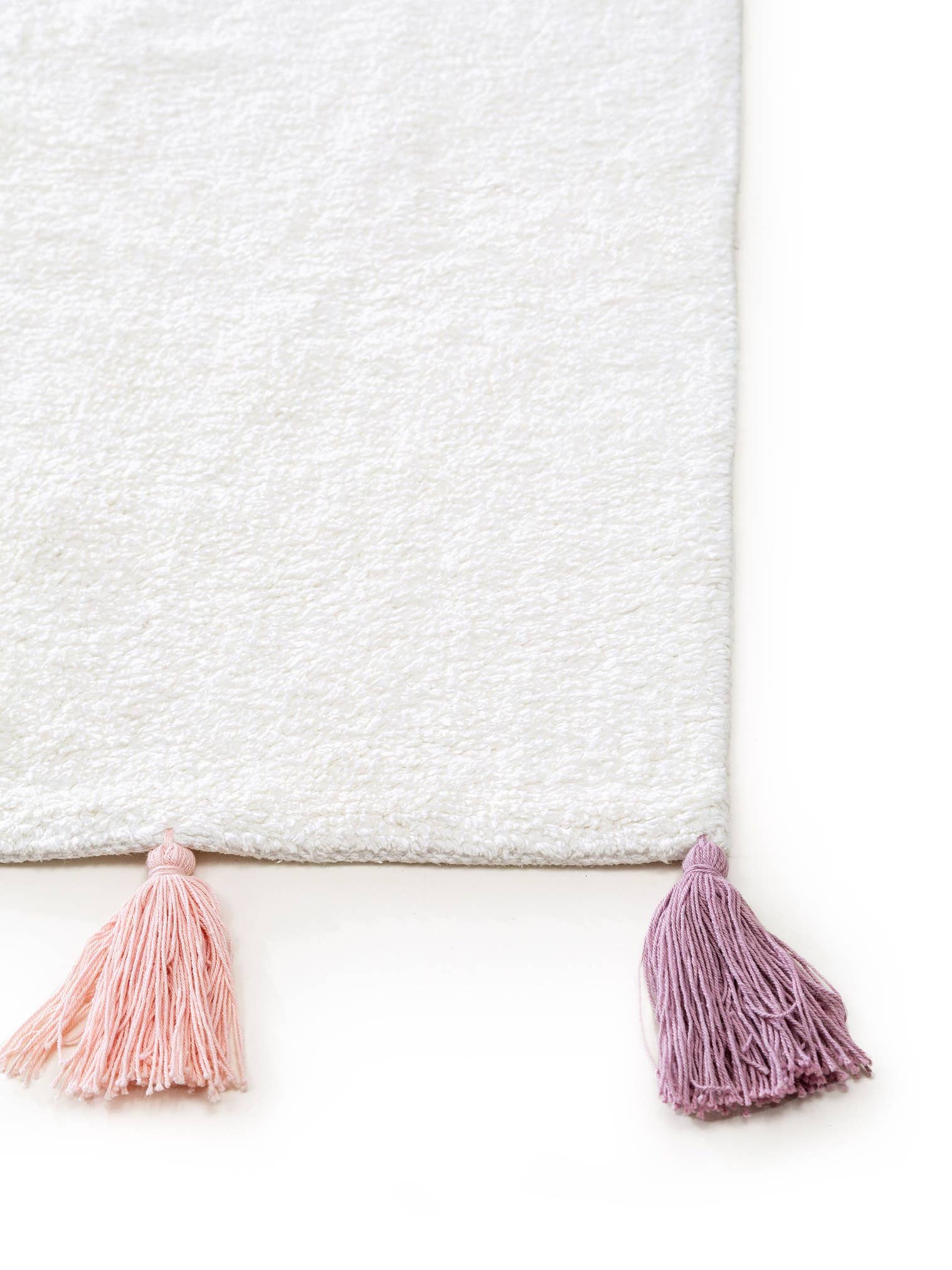 Teppich aus 100% Baumwolle in Weiß mit 6 bis 10 mm hohem Flor von Lytte