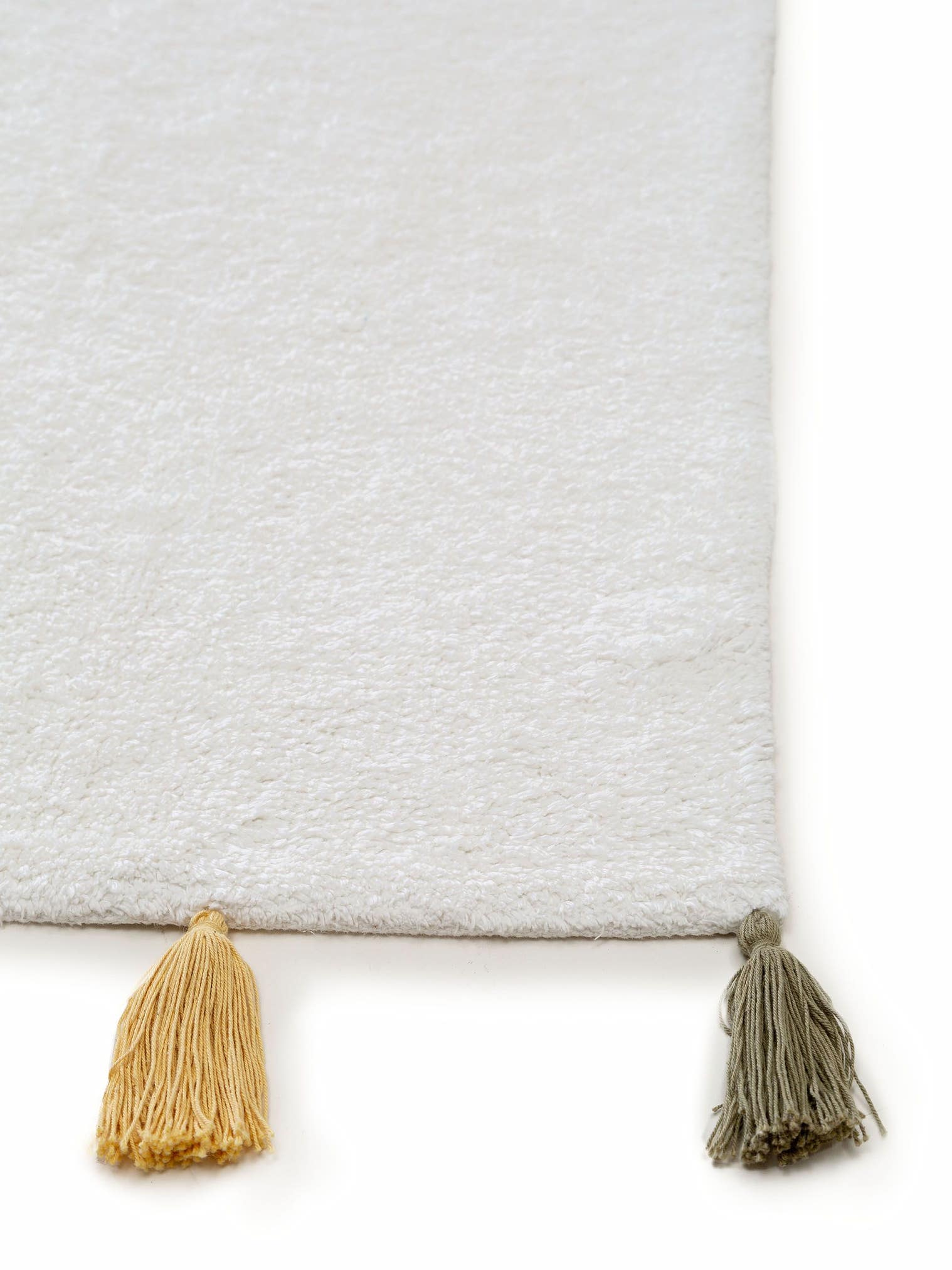 Teppich aus 100% Baumwolle in Weiß mit 6 bis 10 mm hohem Flor von Lytte