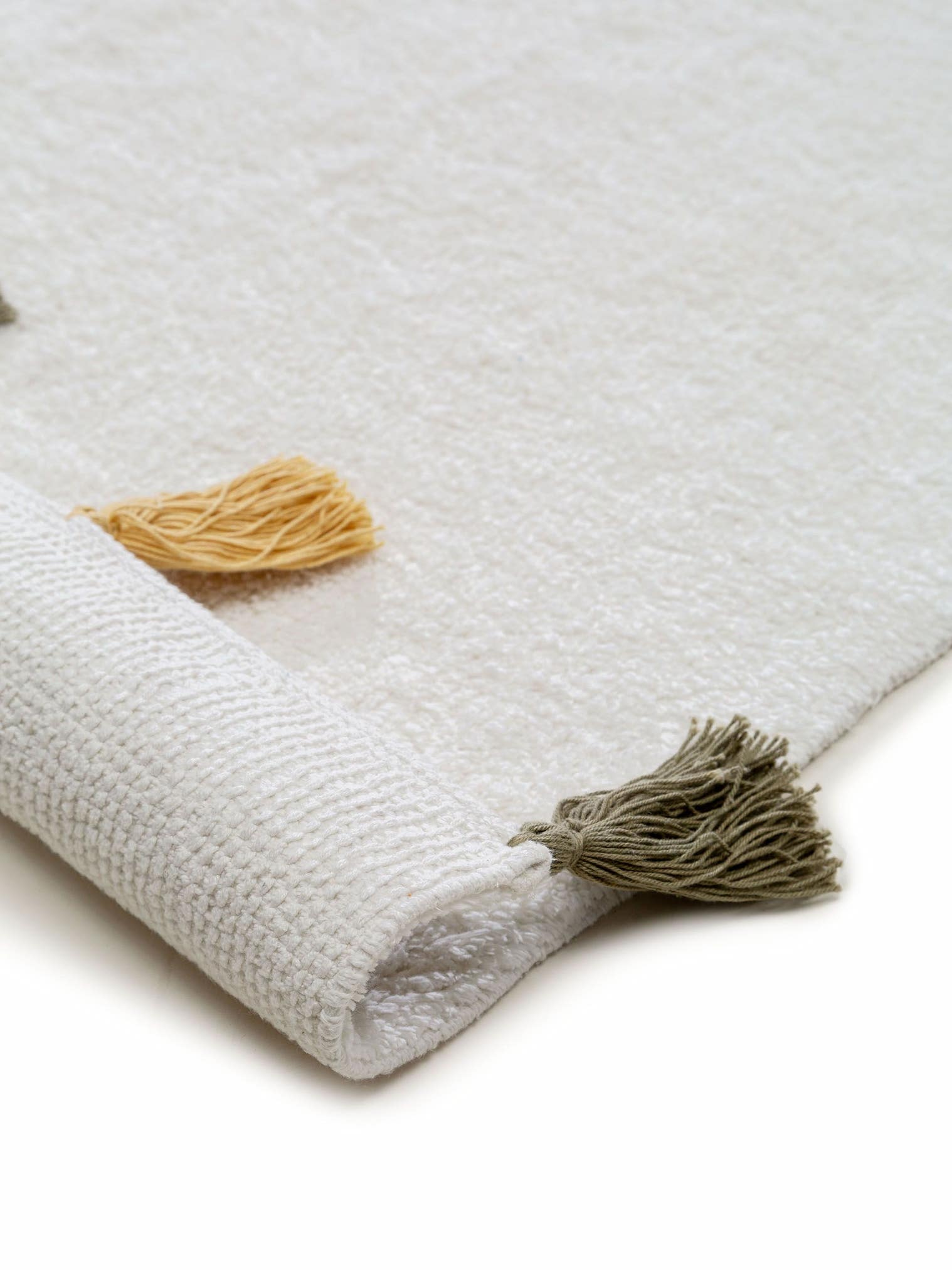 Teppich aus 100% Baumwolle in Weiß mit 6 bis 10 mm hohem Flor von Lytte
