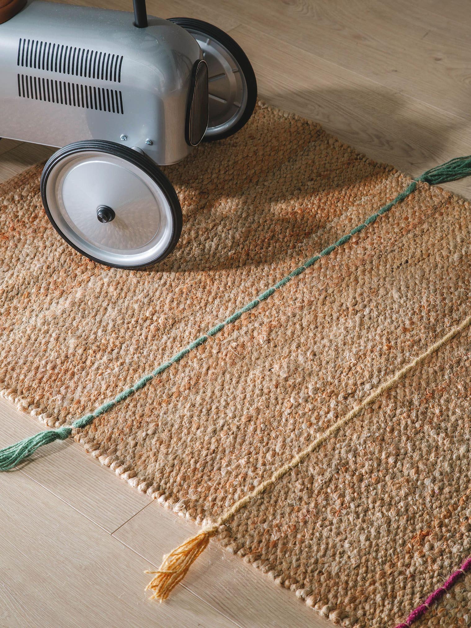 Teppich aus 95% Jute, 5% Baumwolle in Multicolor mit bis 5 mm hohem Flor von Lytte