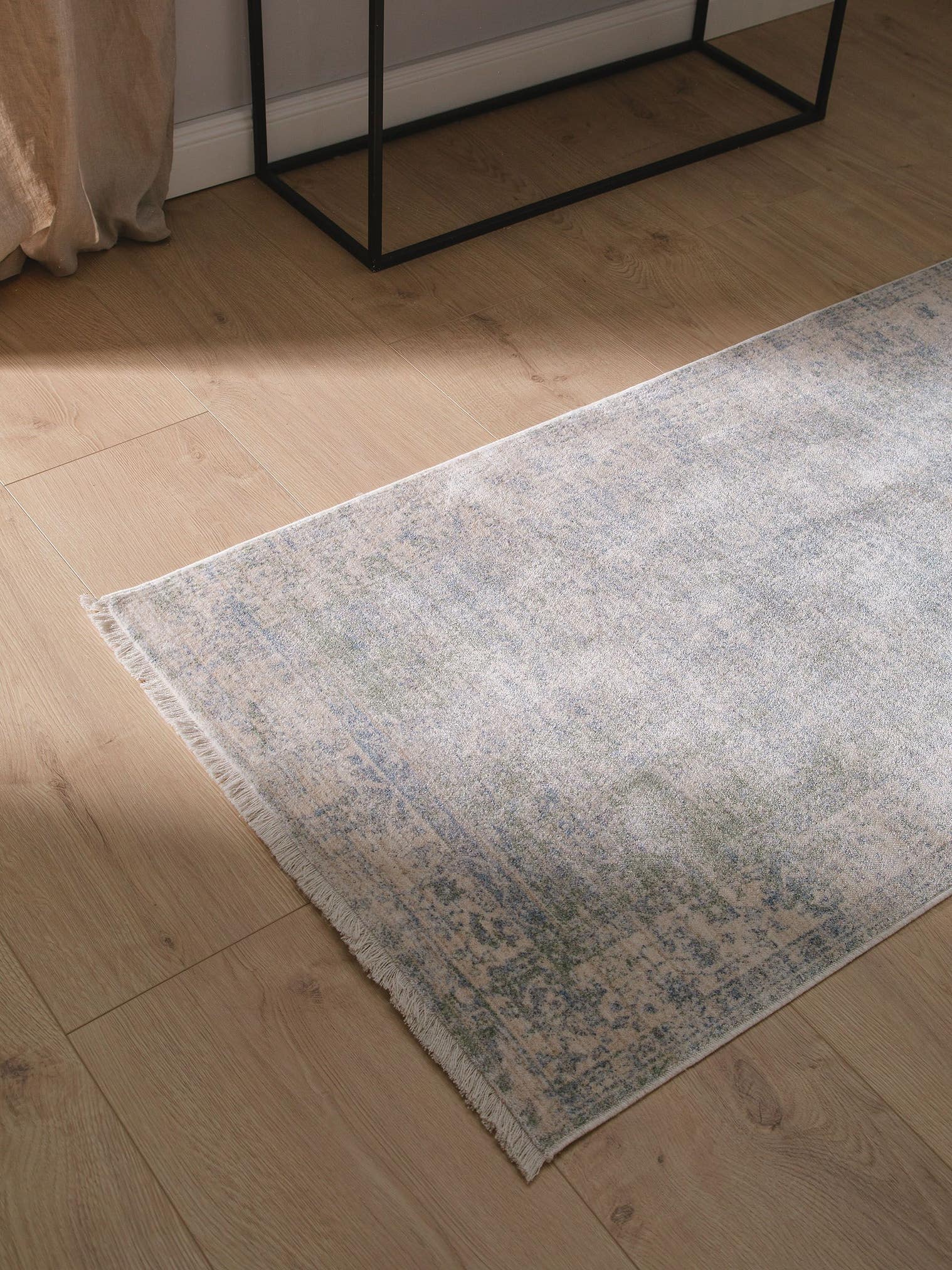 Teppich aus 100% Viskose in Grün mit bis 5 mm hohem Flor von benuta Pop