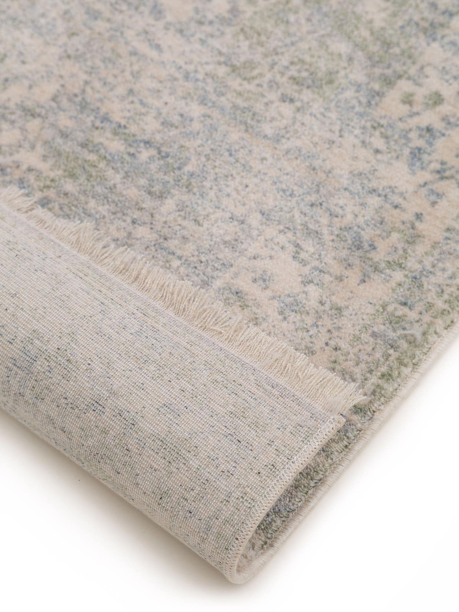 Teppich aus 100% Viskose in Grün mit bis 5 mm hohem Flor von benuta Pop