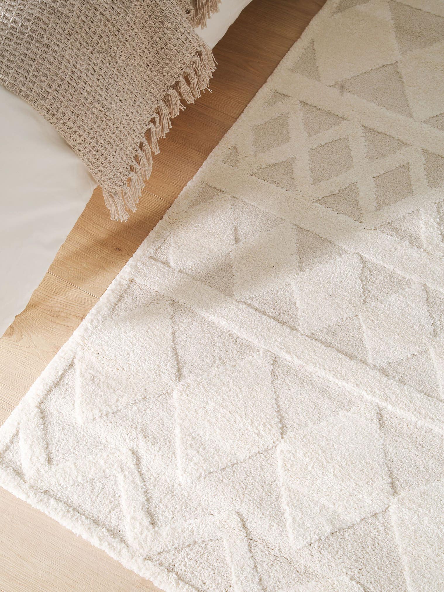 Tæppe af 60% polypropylen, 40% polyester i Beige med 11 - 20 mm høj luv fra Lytte