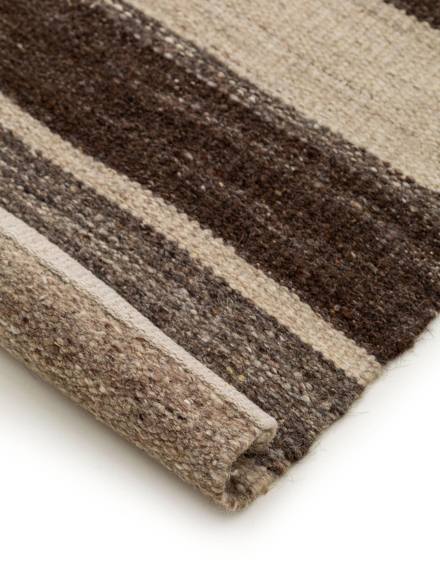 Teppich aus 80% Wolle, 20% Baumwolle in Braun mit bis 5 mm hohem Flor von benuta Pure