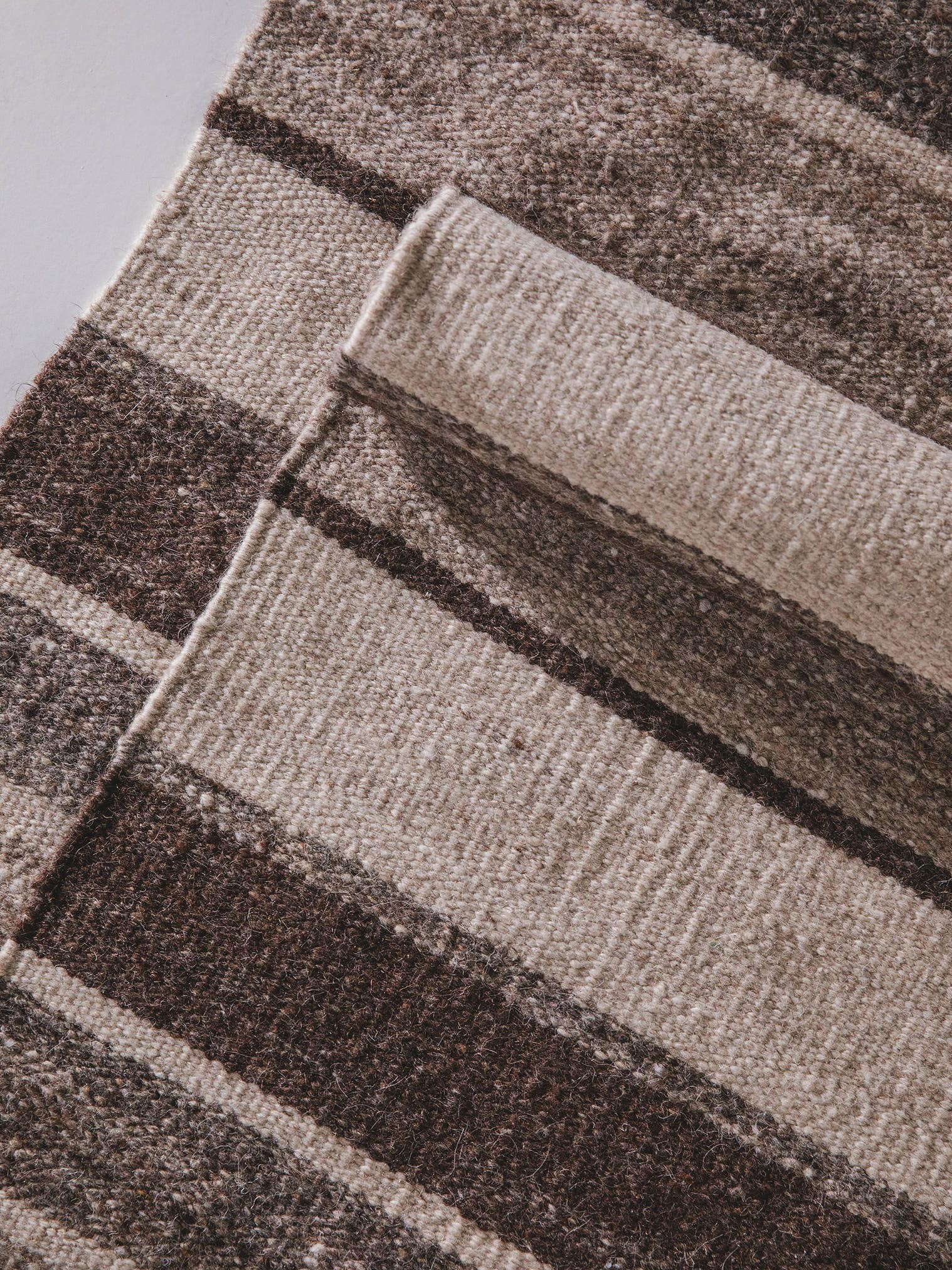 Teppich aus 80% Wolle, 20% Baumwolle in Braun mit bis 5 mm hohem Flor von benuta Pure