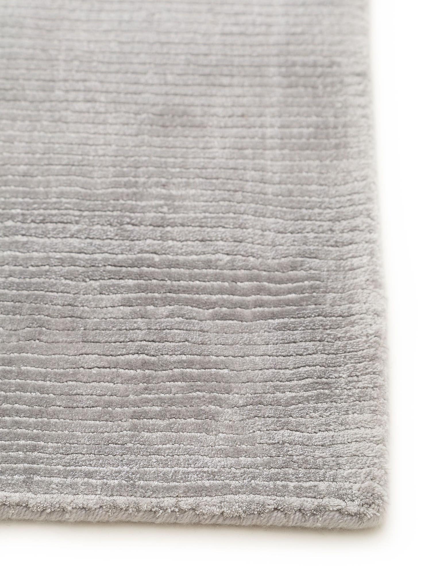 Teppich aus 100% Viskose in Grau mit 6 bis 10 mm hohem Flor von benuta Finest