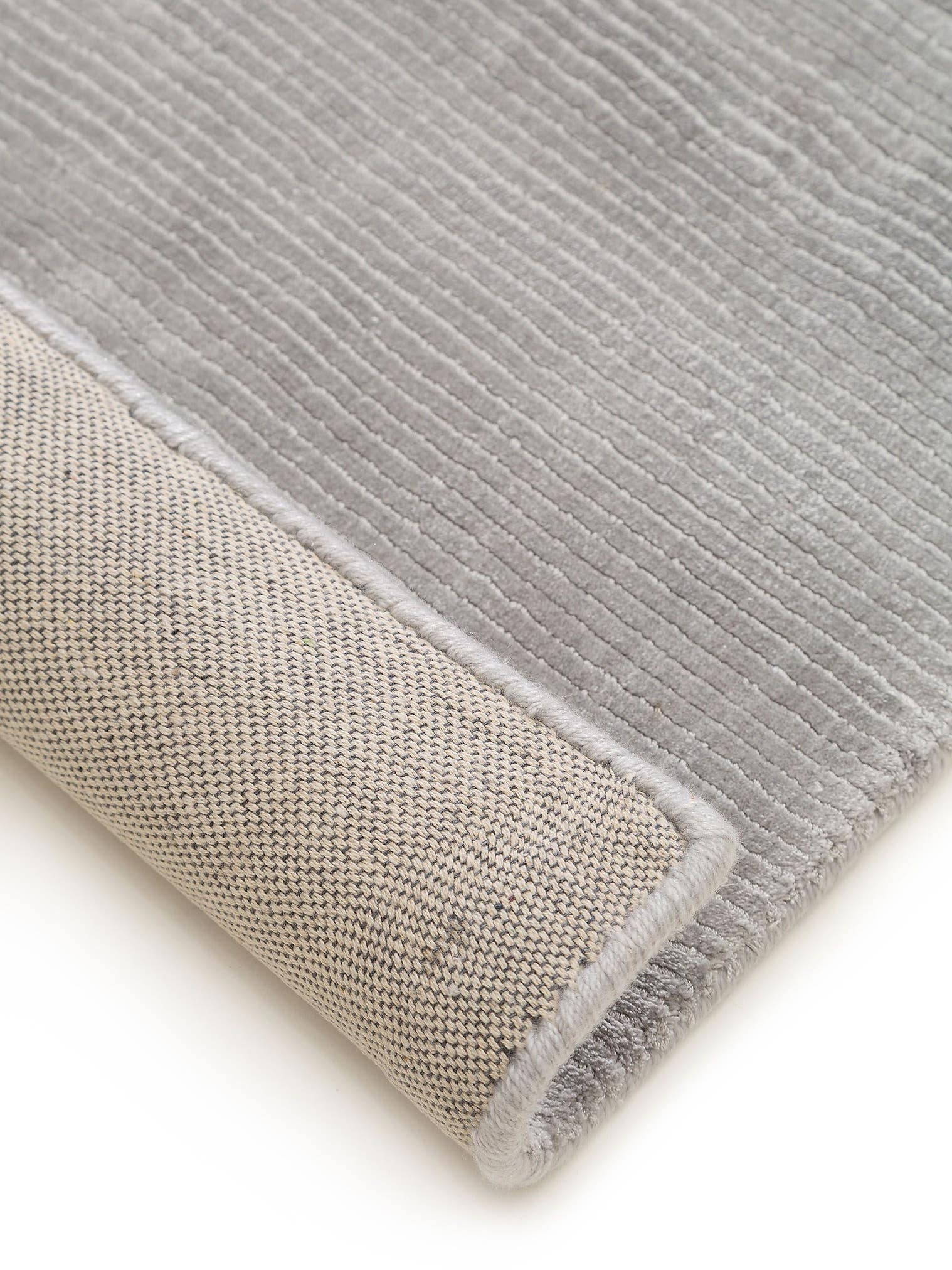 Teppich aus 100% Viskose in Grau mit 6 bis 10 mm hohem Flor von benuta Finest
