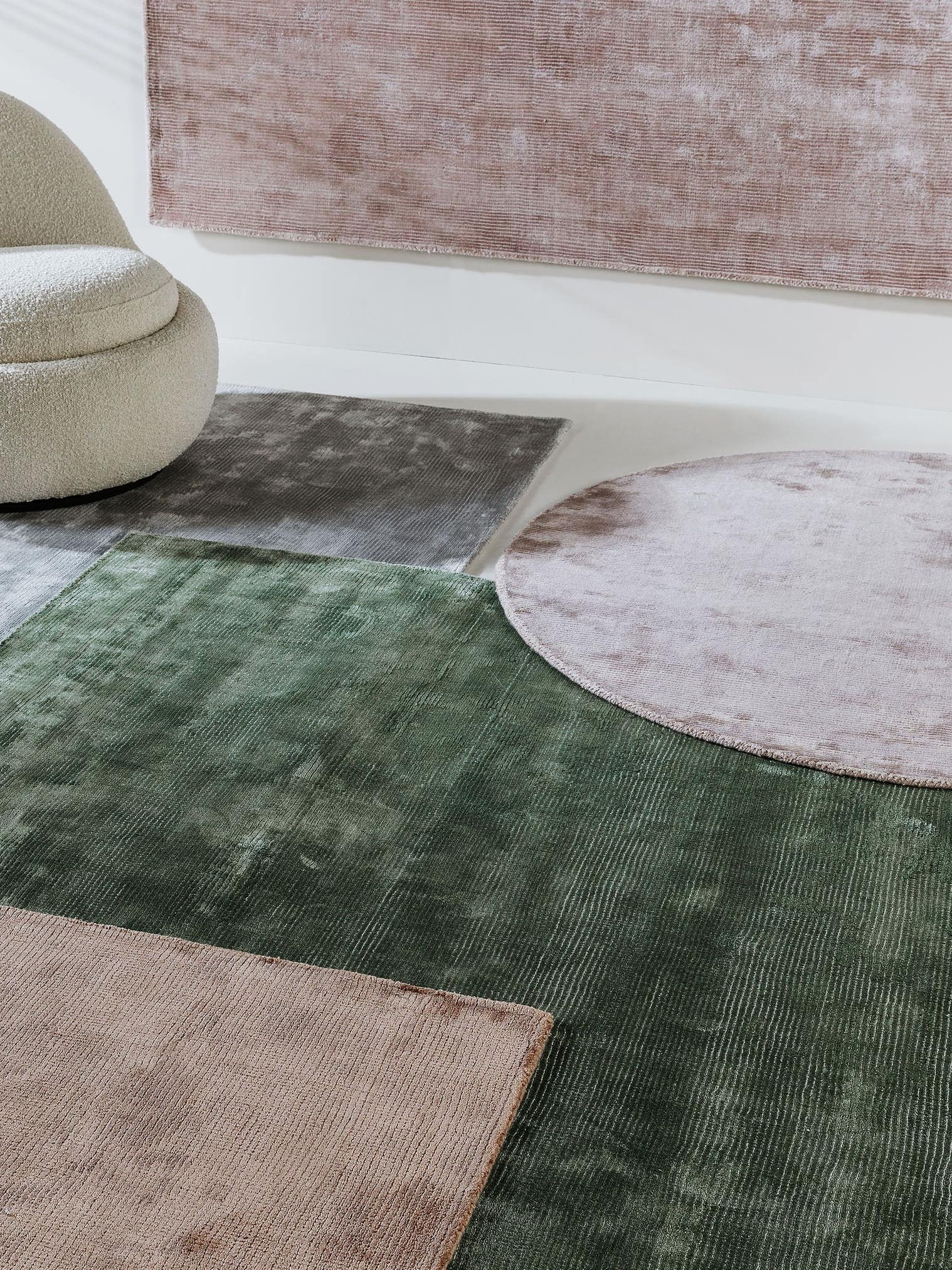 Teppich aus 100% Viskose in Grau mit 6 bis 10 mm hohem Flor von benuta Finest