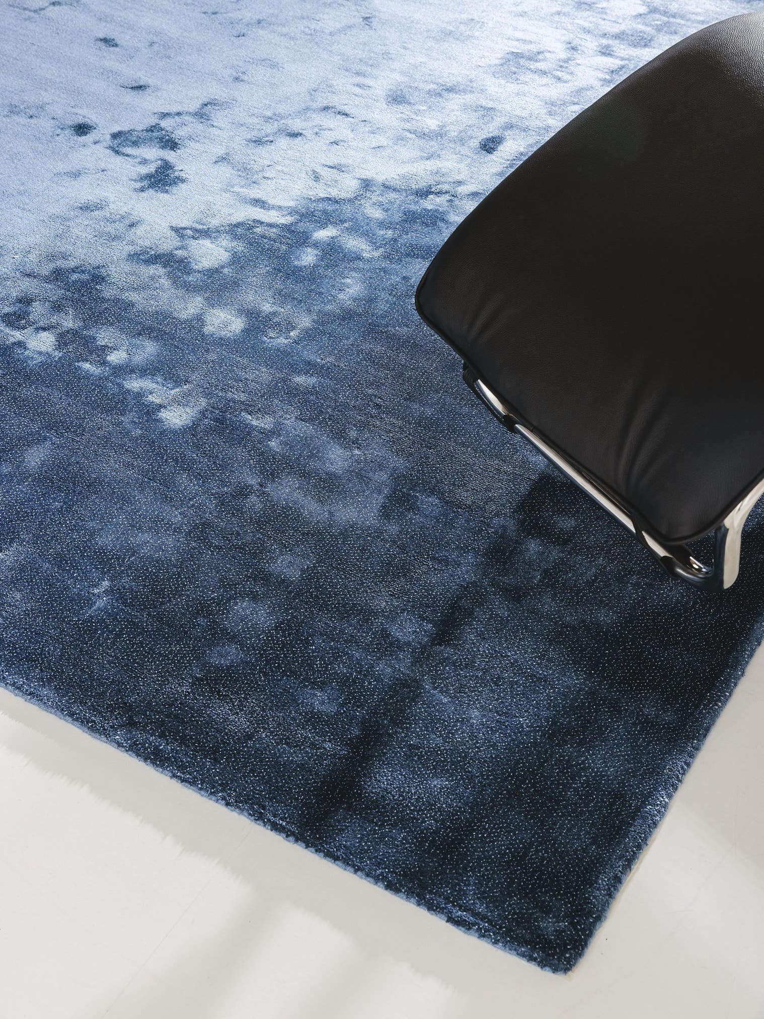 Teppe av 97 % viskose, 3 % polyester i Blå med 6 til 10 mm høy lugg fra benuta Finest