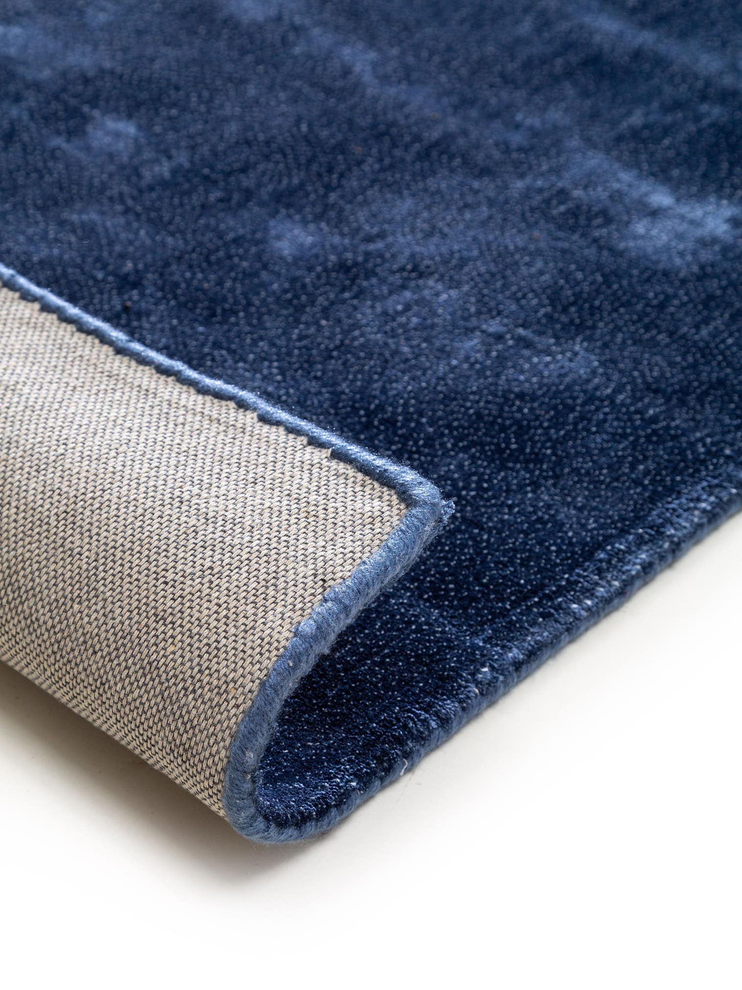 Teppe av 97 % viskose, 3 % polyester i Blå med 6 til 10 mm høy lugg fra benuta Finest