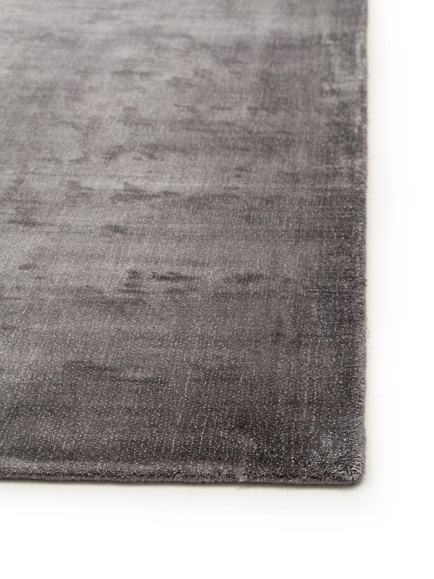 Tapijt van 97% Viscose, 3% Polyester in Grijs met een 6 - 10 mm hoge pool van benuta Finest