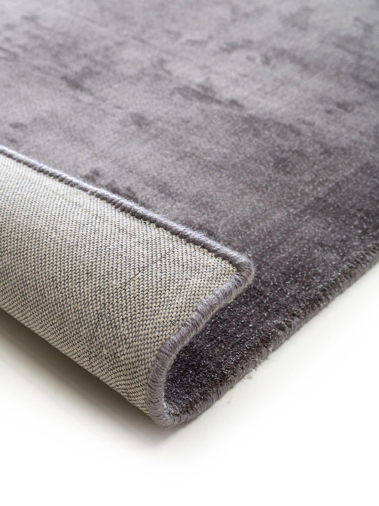 Tapijt van 97% Viscose, 3% Polyester in Grijs met een 6 - 10 mm hoge pool van benuta Finest
