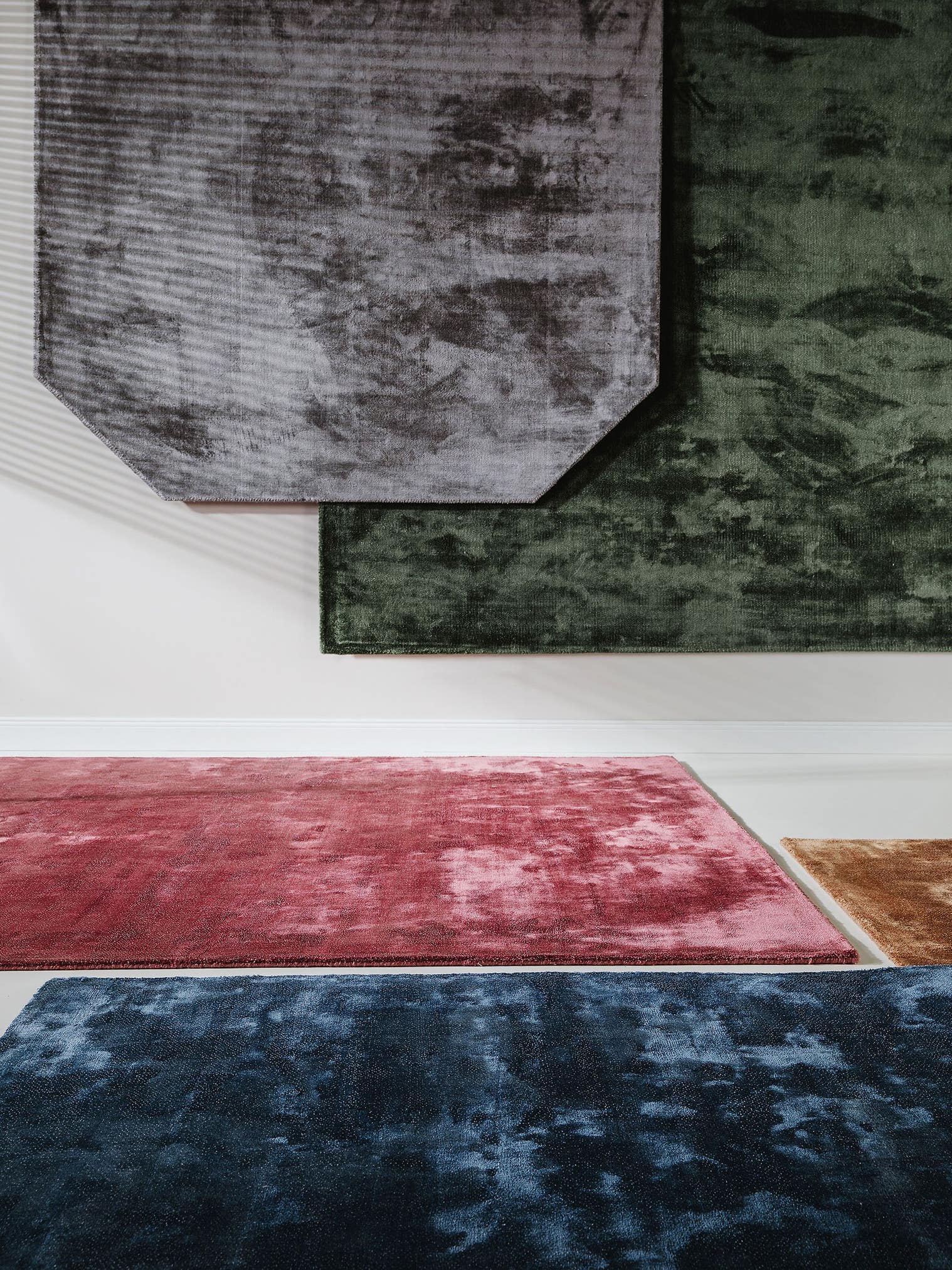 Tapijt van 97% Viscose, 3% Polyester in Grijs met een 6 - 10 mm hoge pool van benuta Finest