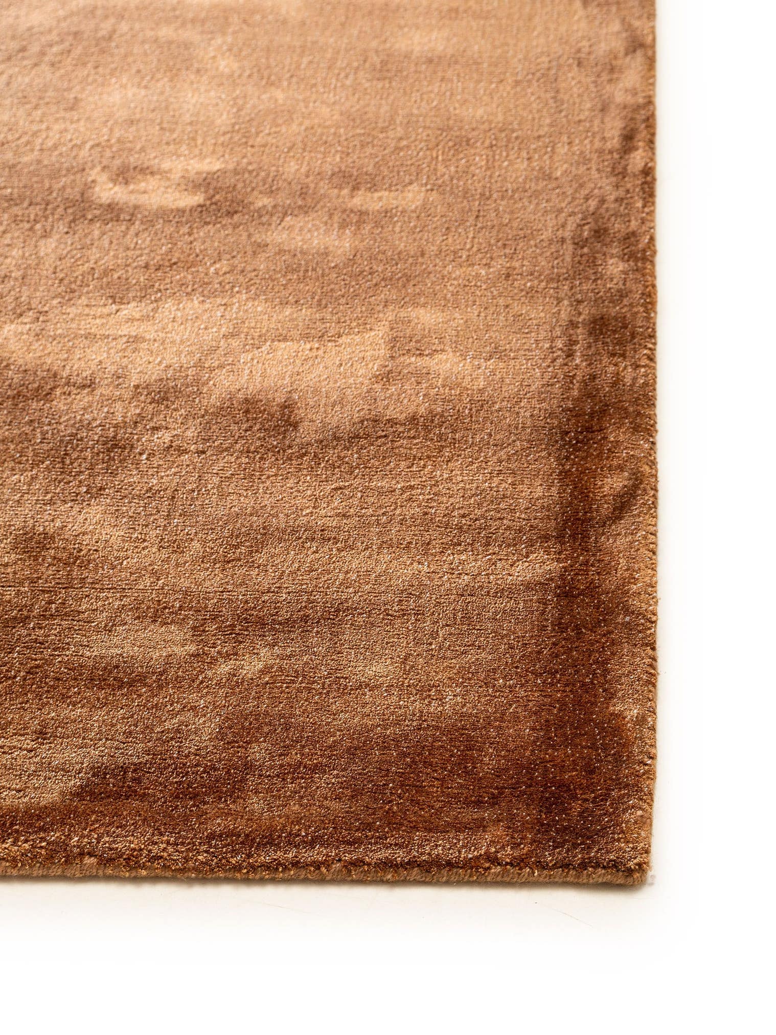 Tapijt van 97% Viscose, 3% Polyester in Bruin met een 6 - 10 mm hoge pool van benuta Finest