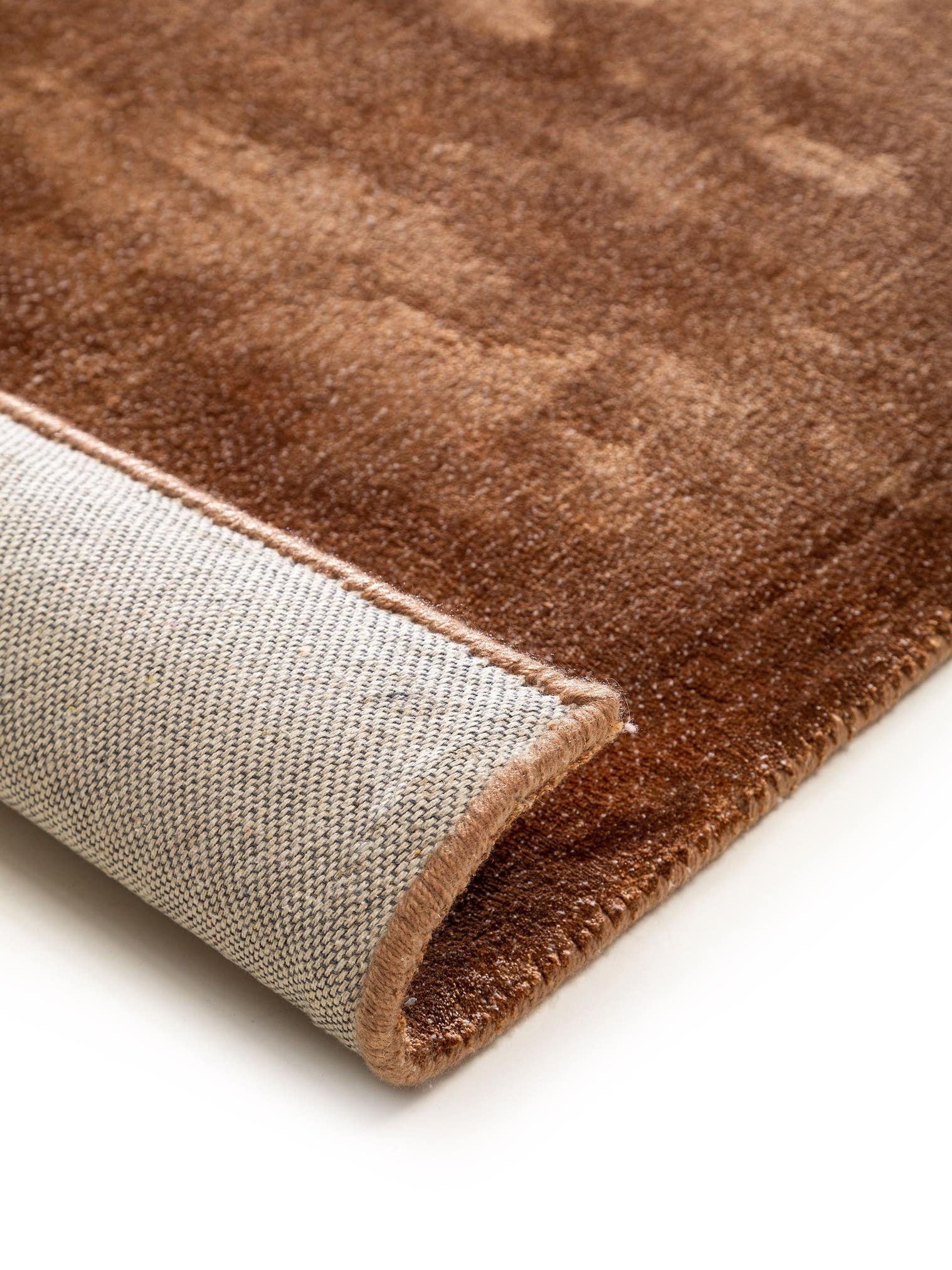 Tapijt van 97% Viscose, 3% Polyester in Bruin met een 6 - 10 mm hoge pool van benuta Finest