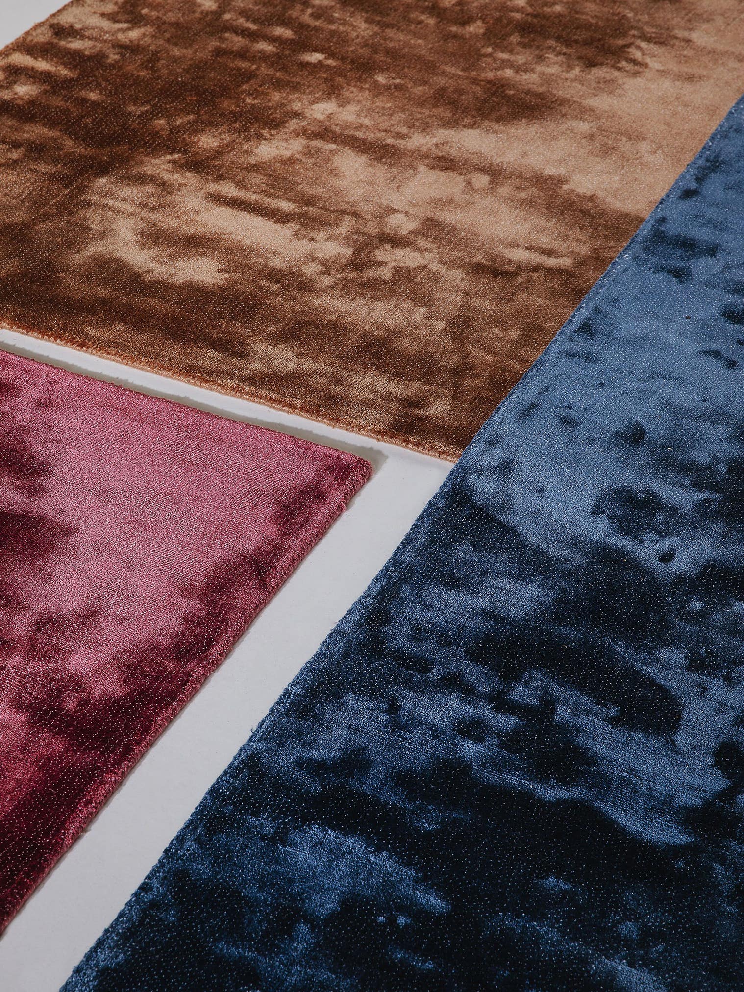 Tapijt van 97% Viscose, 3% Polyester in Bruin met een 6 - 10 mm hoge pool van benuta Finest
