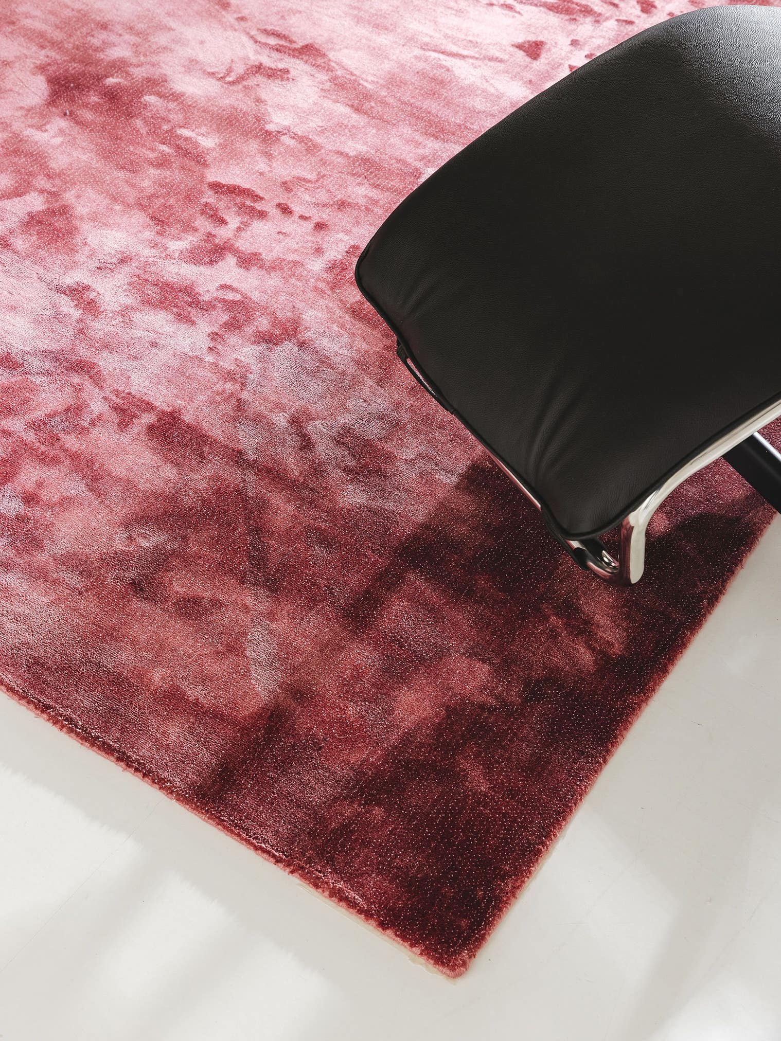 Rug made of 97% Viscose, 3% Polyester in Red with a 6 - 10 mm high pile by benuta Finest