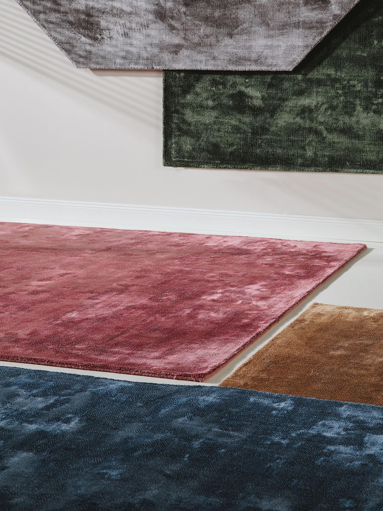 Rug made of 97% Viscose, 3% Polyester in Red with a 6 - 10 mm high pile by benuta Finest