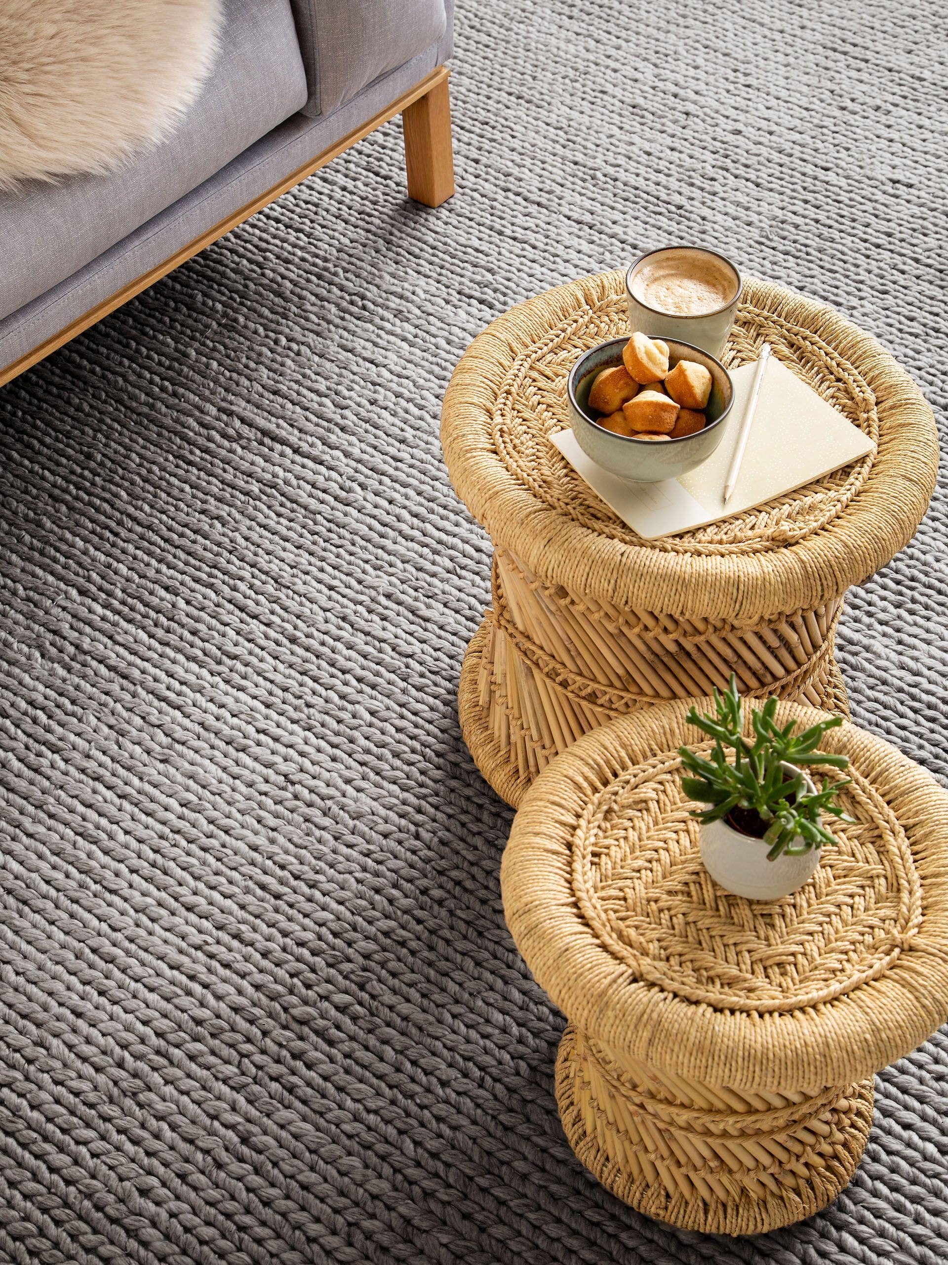 Tapijt van 60% Wol, 40% Polyester in Grijs met een 1- 5 mm hoge pool van benuta Pure