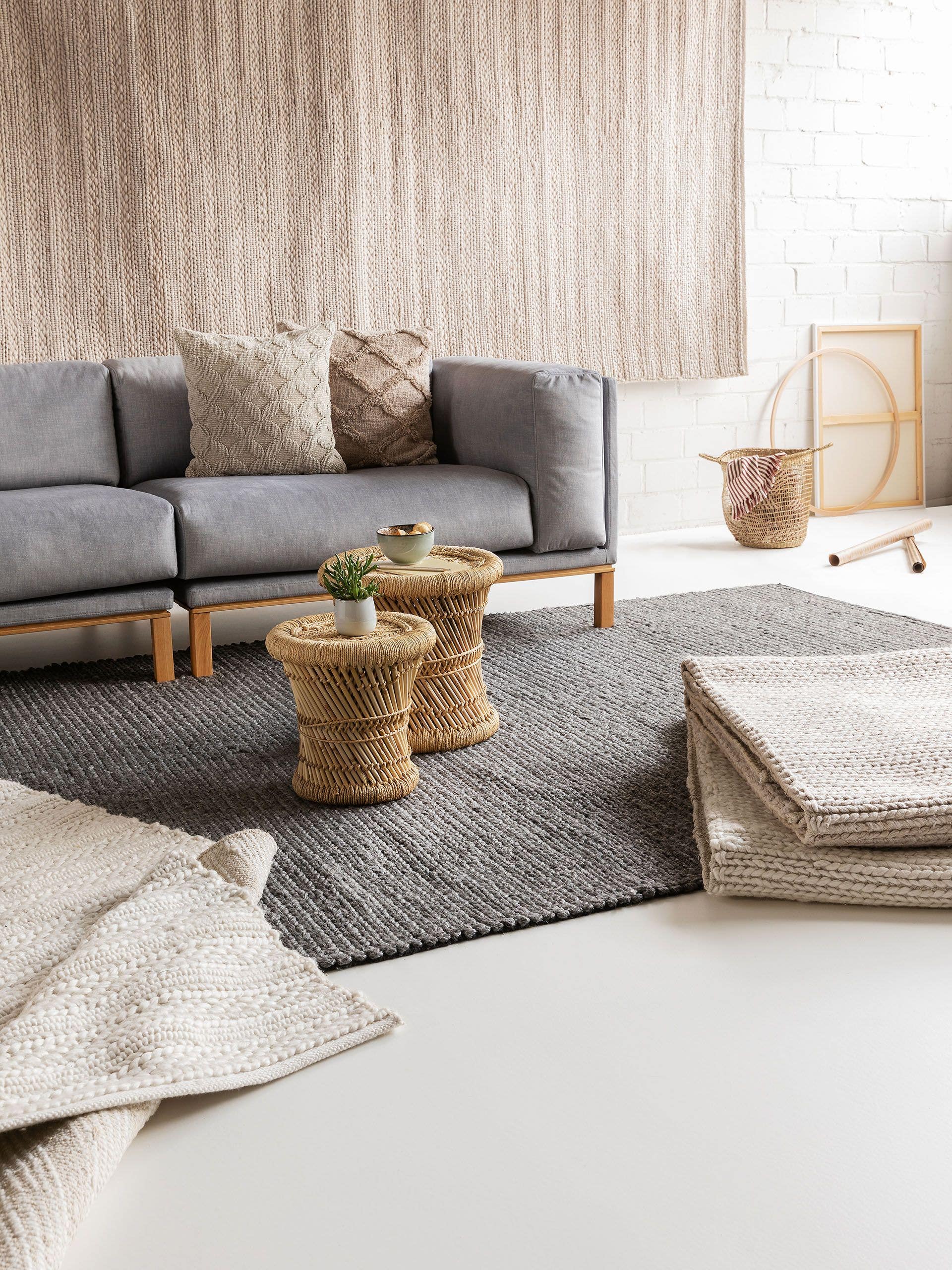 Tapijt van 60% Wol, 40% Polyester in Grijs met een 1- 5 mm hoge pool van benuta Pure